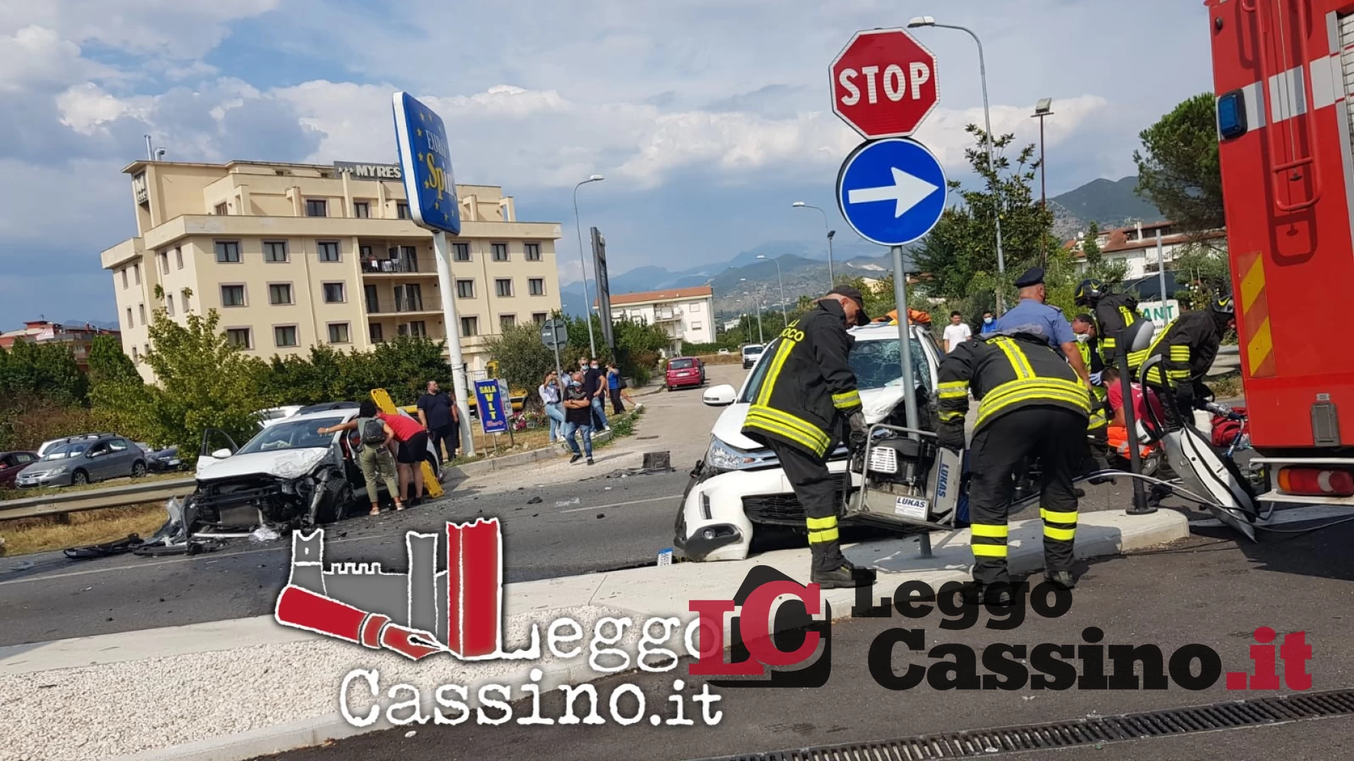 Incidente sulla Casilina, auto distrutte e soccorritori in azione