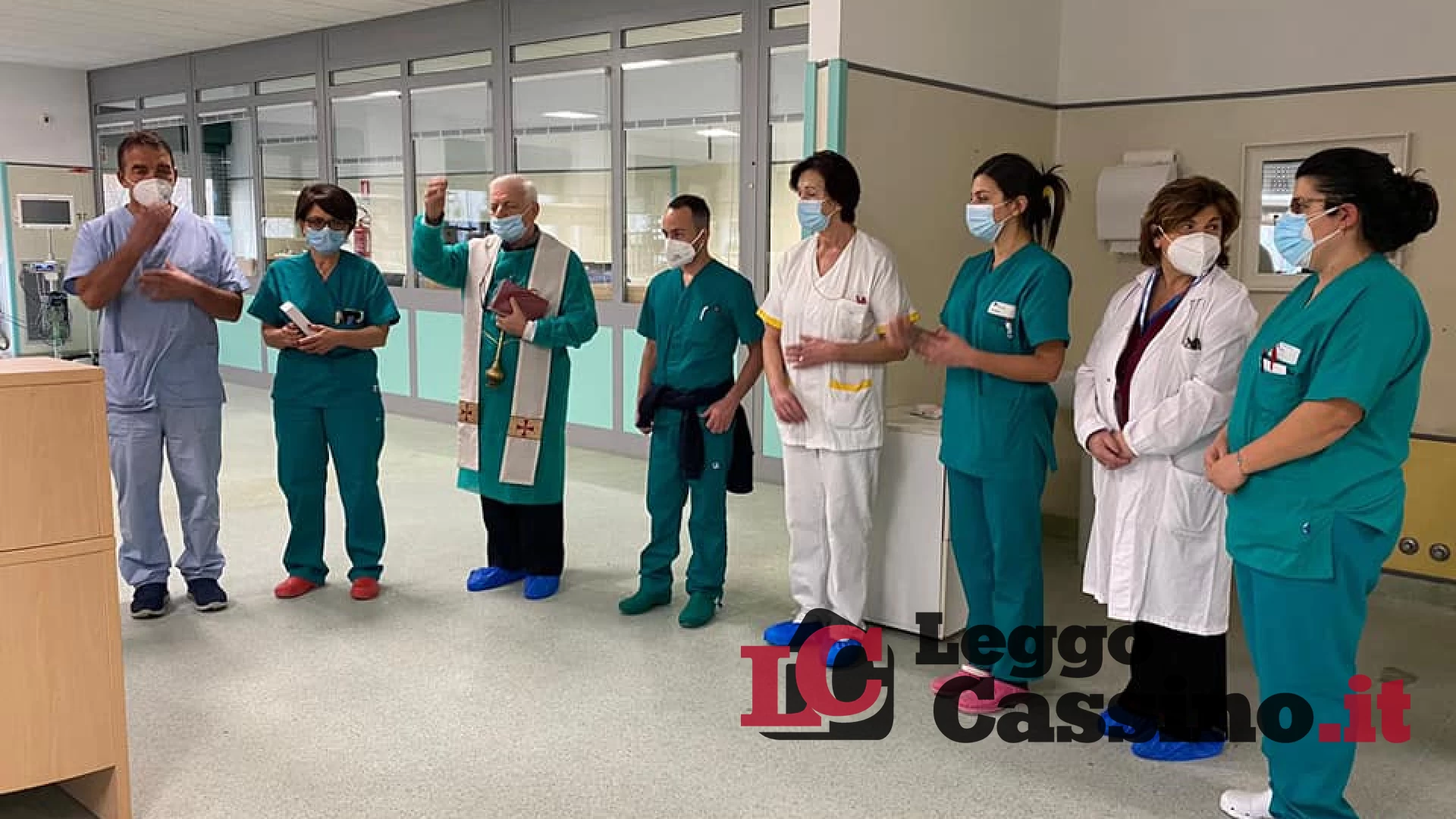 Don Remo benedice il reparto Covid dell'ospedale di Cassino