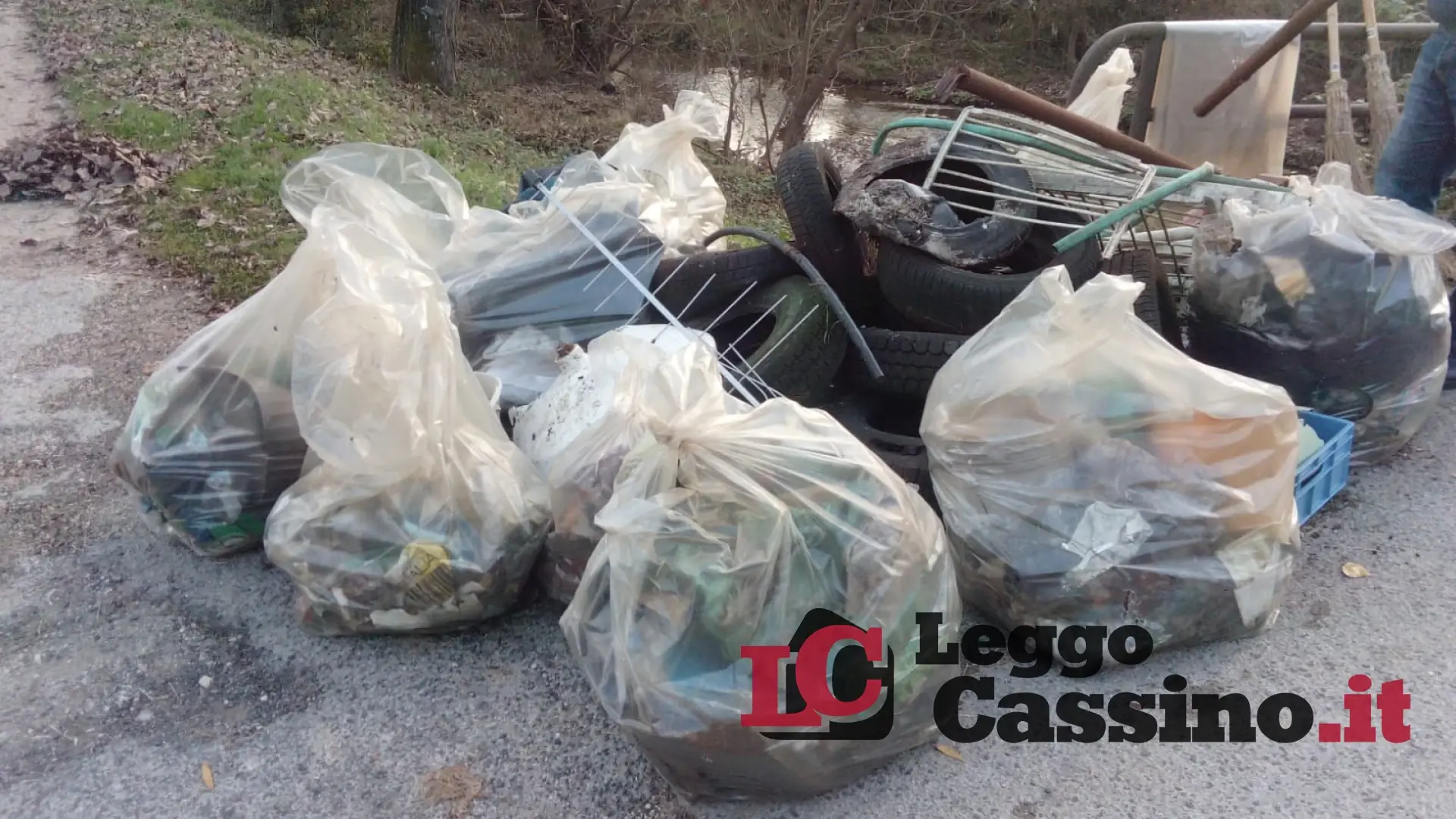 Rifiuti abbandonati in via Lago, ambientalisti in azione