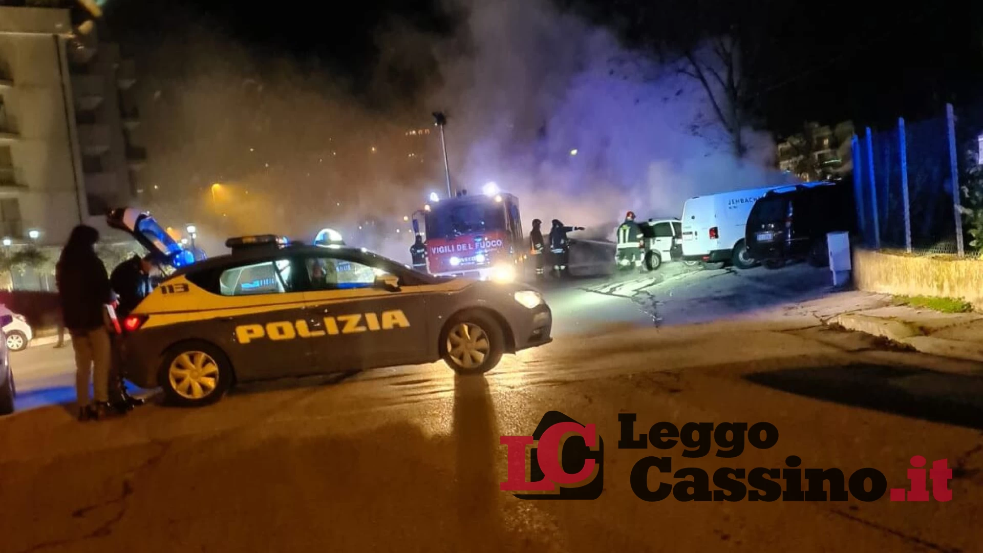 Cassino, auto in fiamme in via Campanella. Paura e disagi