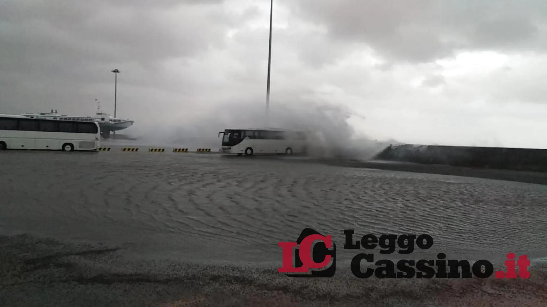 Maltempo, il mare allaga il parcheggio del porto di Formia