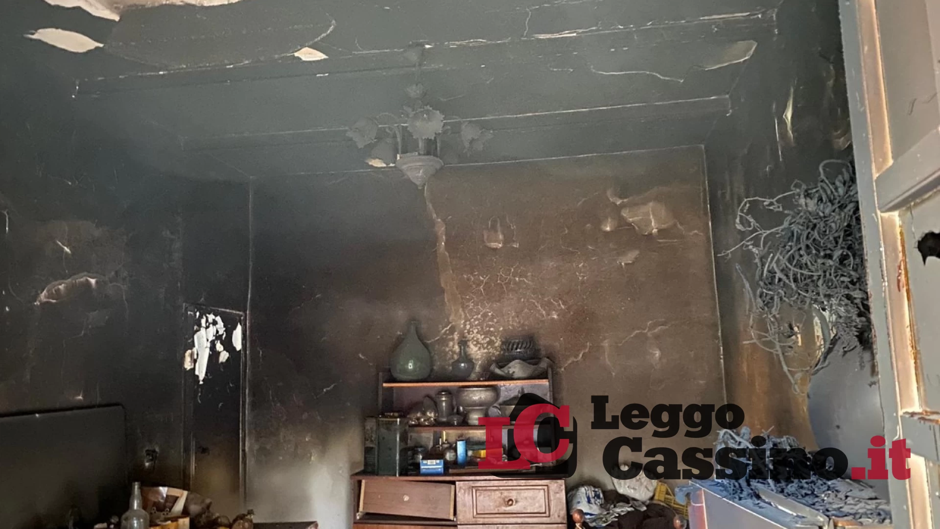 Una bombola di gas provoca un incendio, abitazione danneggiata