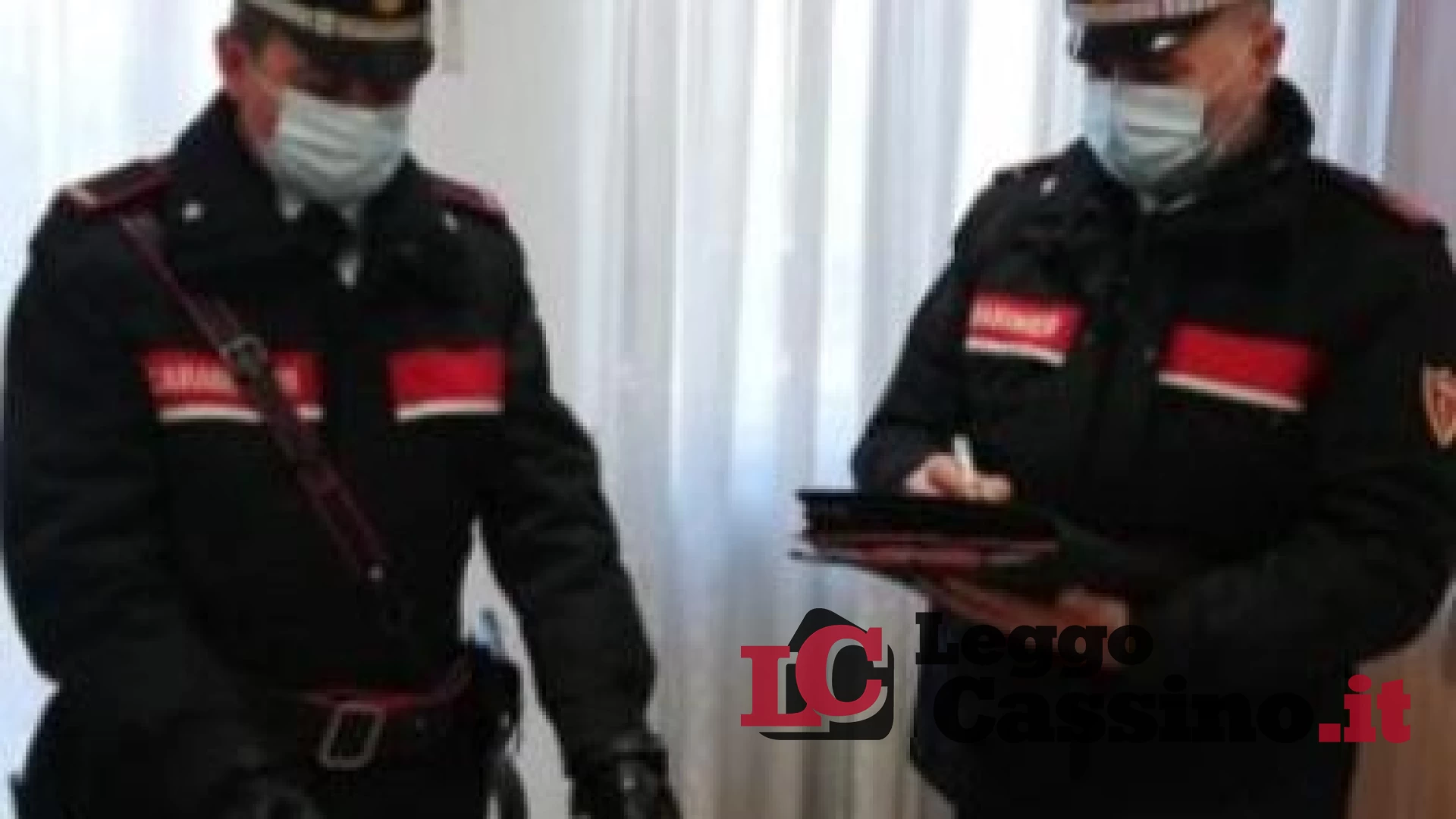 Esce di casa con grosso coltello da cucina: il marito avvisa i carabinieri