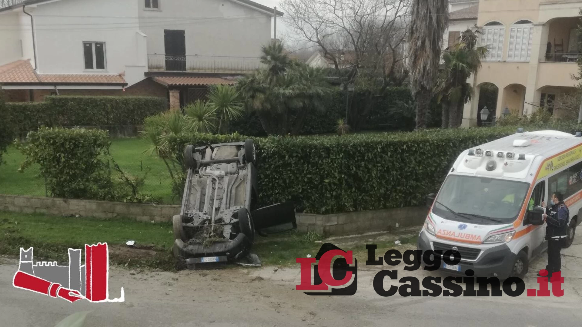 Due giovani si ribaltano con l'auto in via Appia