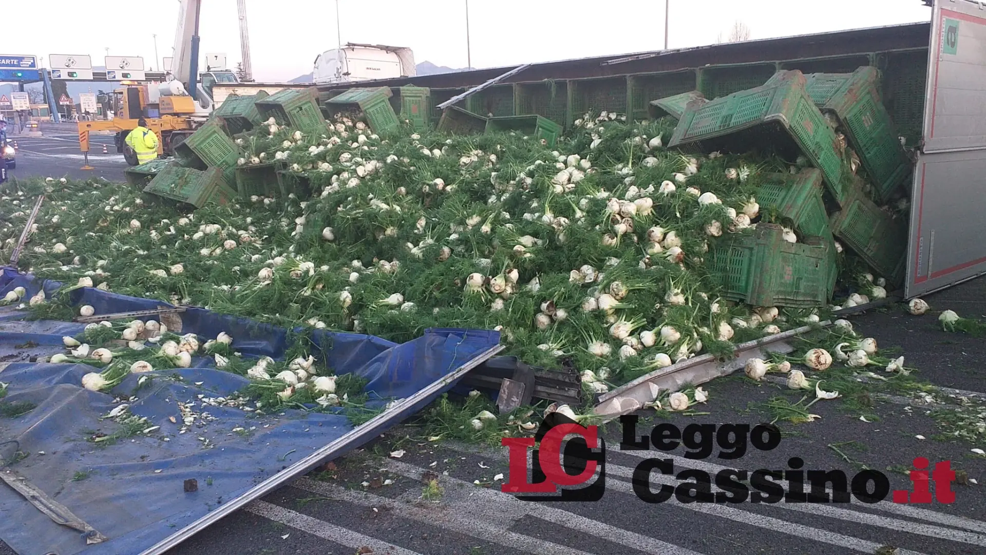 [AGGIORNAMENTO ORE 19] Camion carico di finocchi si ribalta all'uscita dell'Autostrada