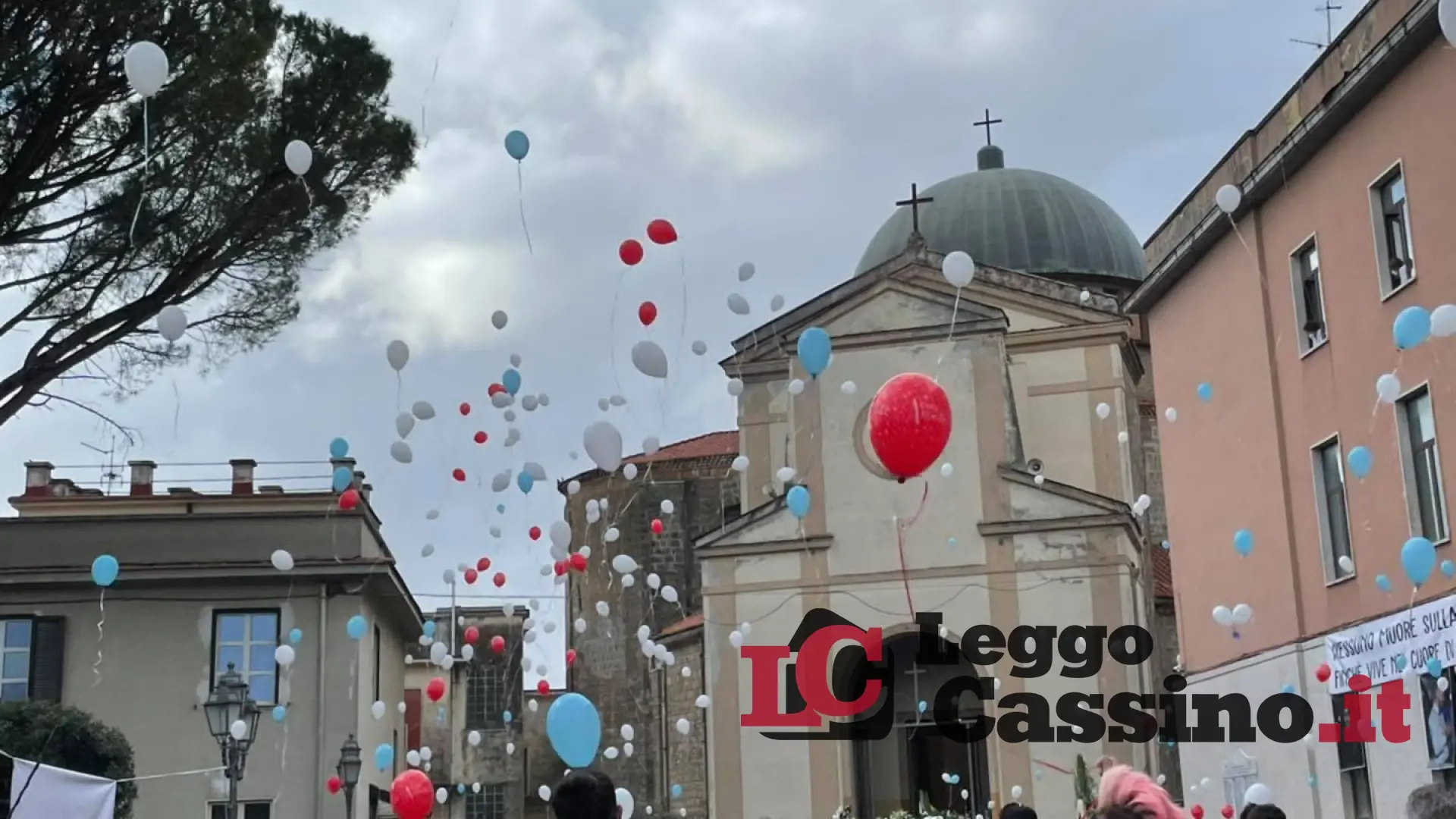 Lo straziante addio alle vittime della tragedia di Pasqua
