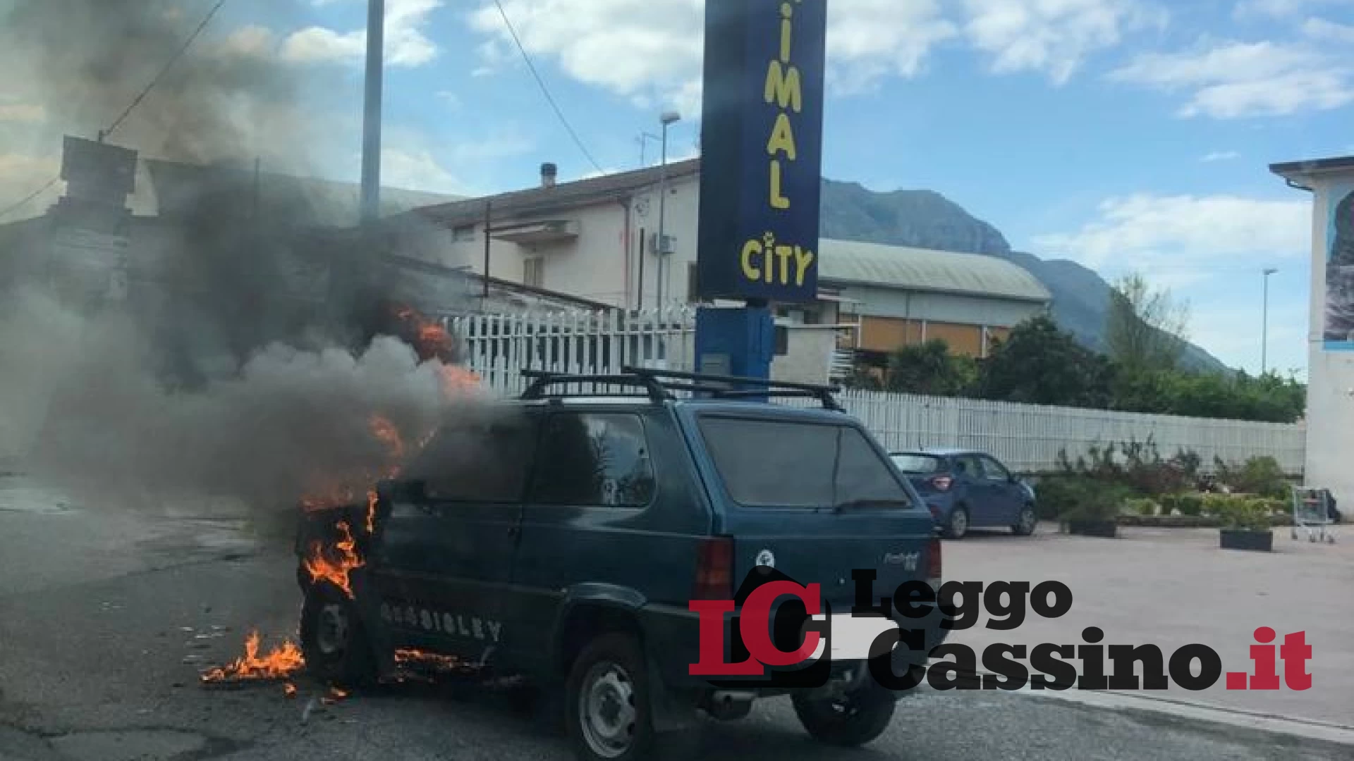 Auto in fiamme sulla Casilina, il conducente si mette in salvo