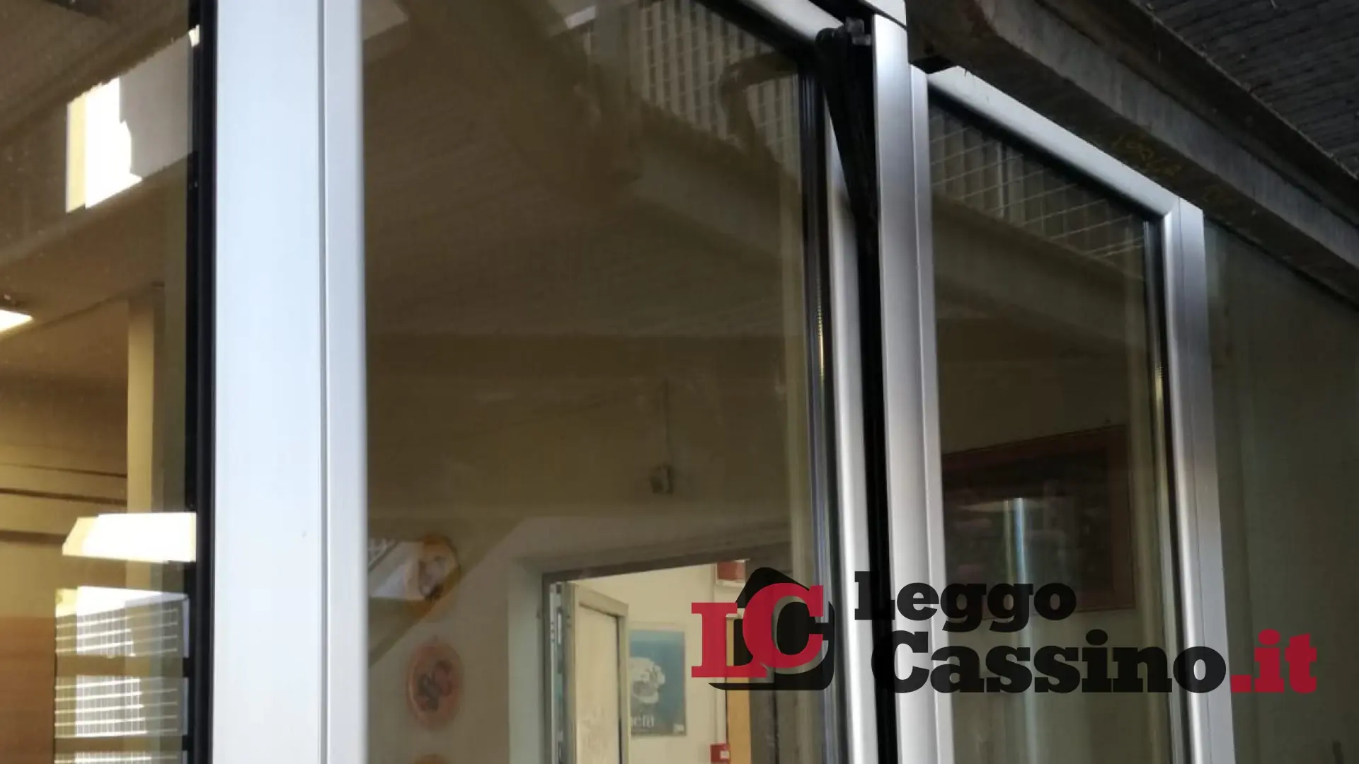 Forzano la finestra e irrompono a scuola, ma il "colpo" non riesce