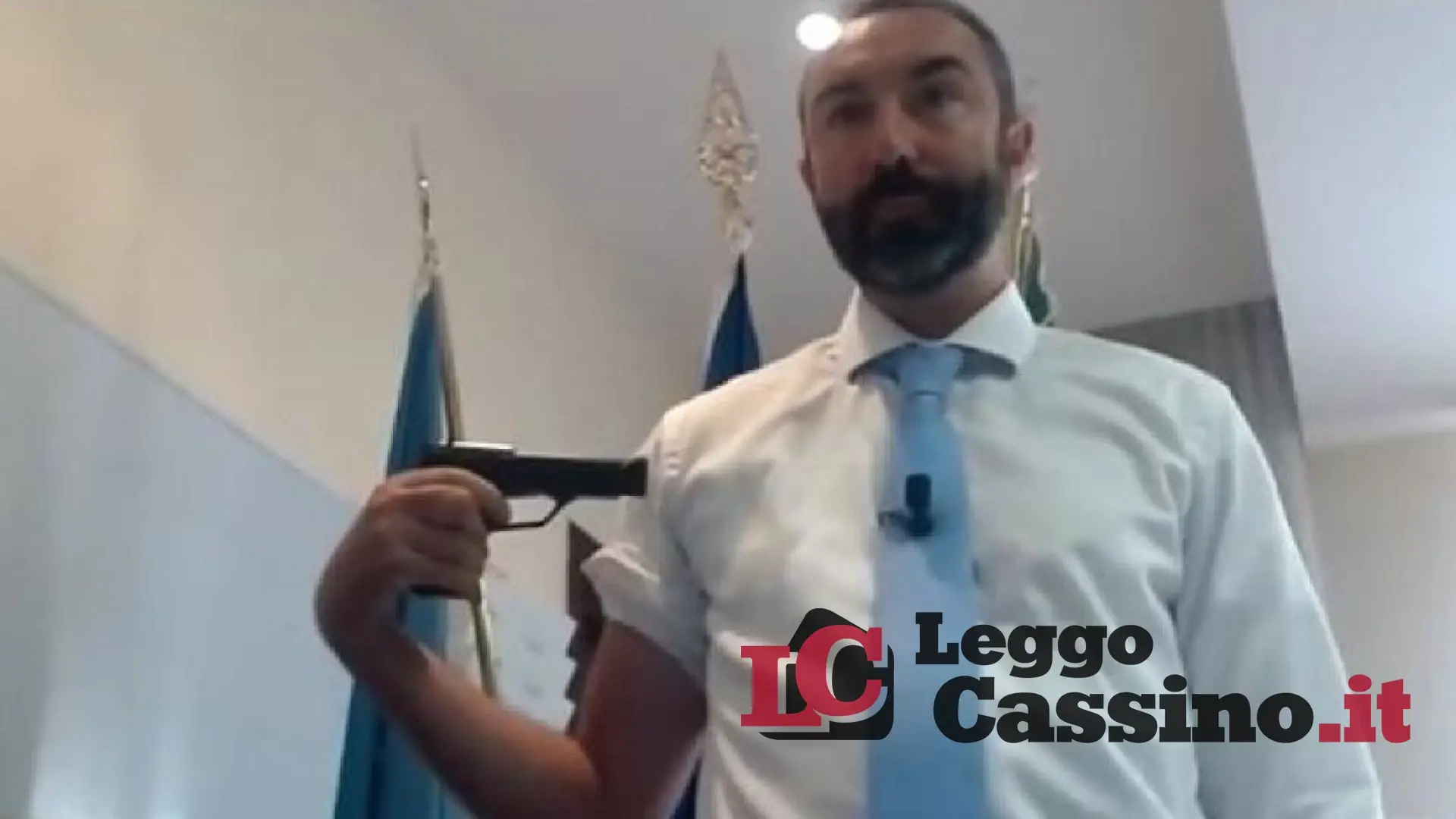 La follia di Barillari: si vaccina con una pistola
