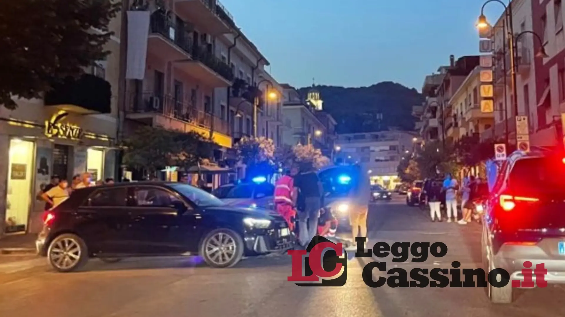 Scontro auto-moto in pieno centro, un ferito