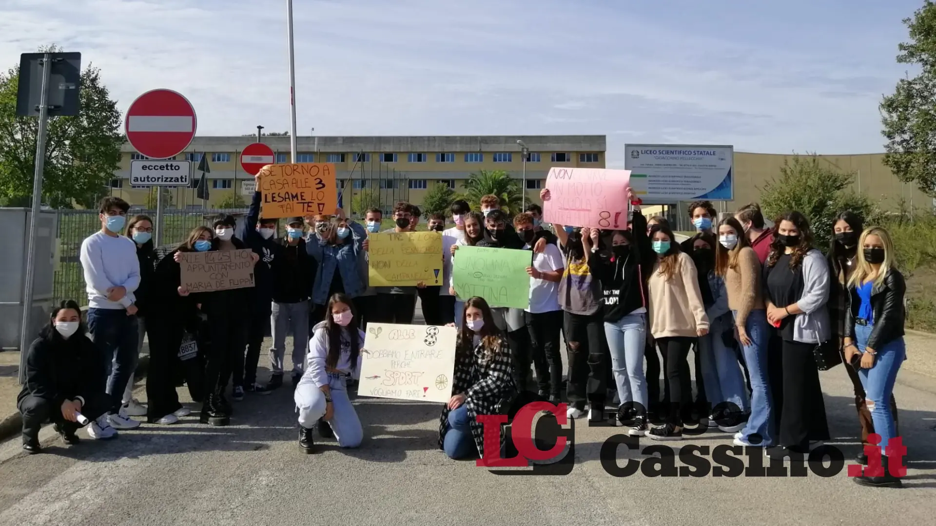 "Non ci serve un motto, a scuola si entra alle 8"