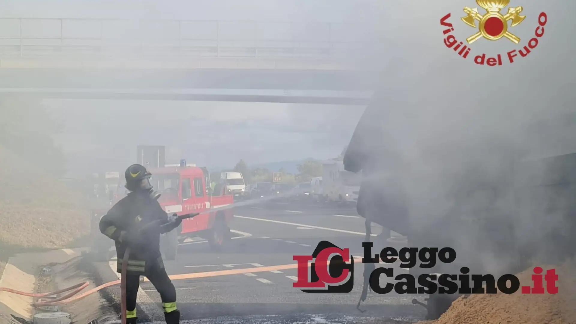 Prende fuoco un autocarro che trasportava pellet