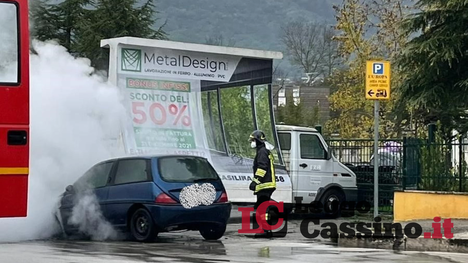 Auto in fiamme, paura in centro