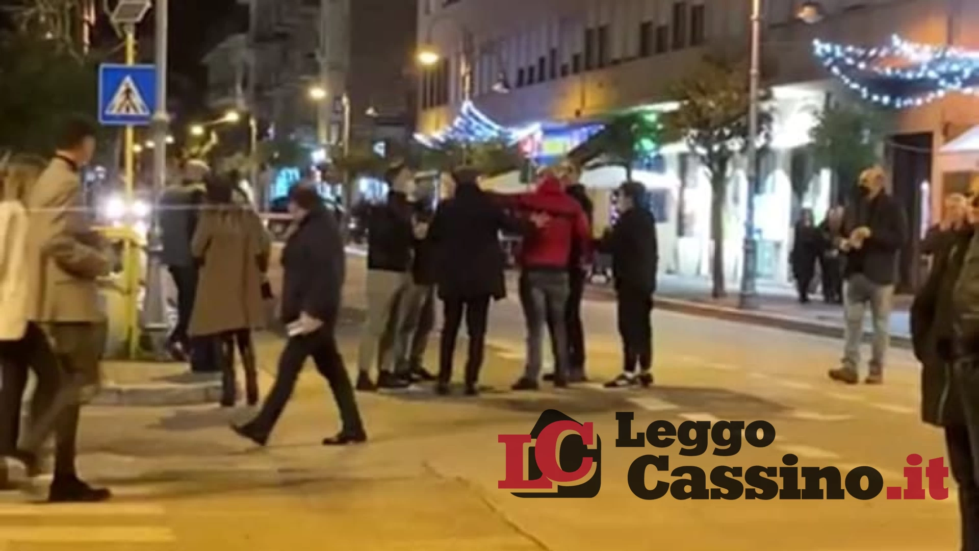 Si prendono a botte in pieno centro per motivi sentimentali