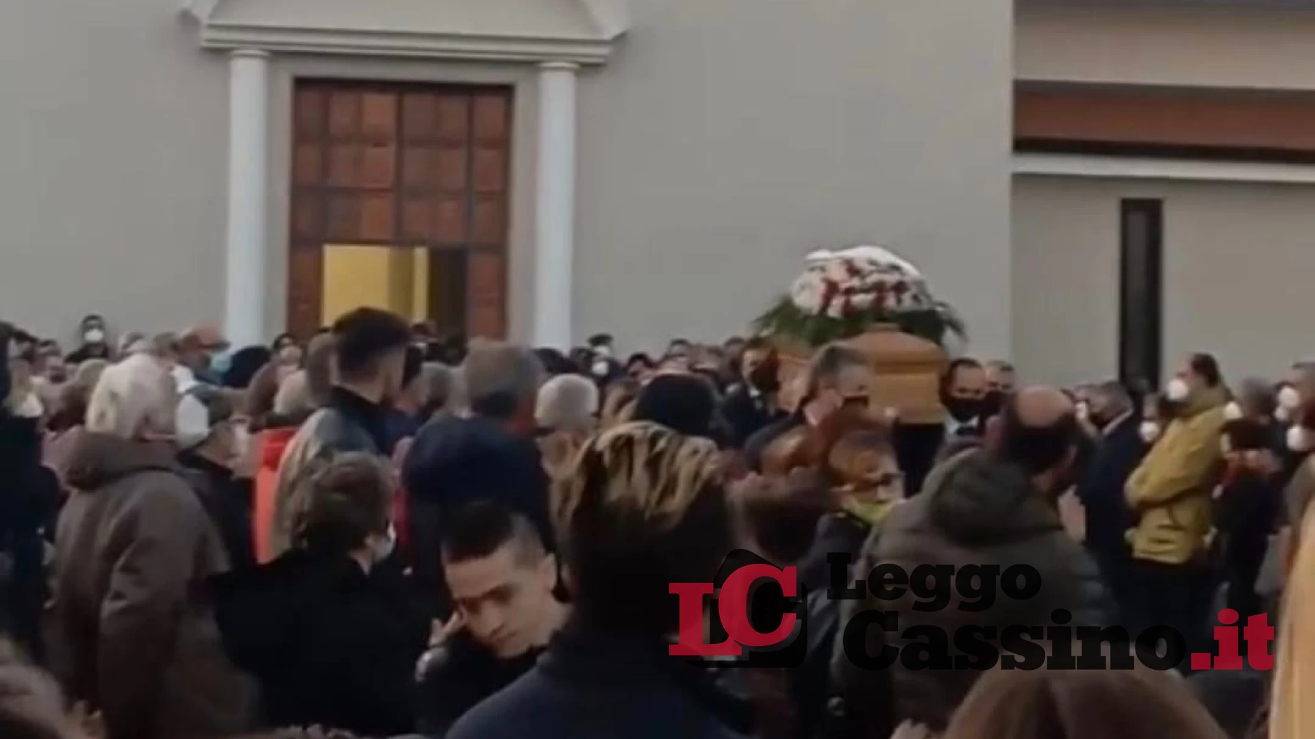 Palloncini bianchi e rombi di motore per l'ultimo saluto a Rocco Di Nota