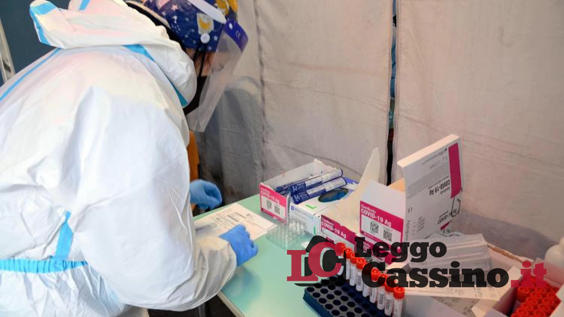 Covid, casi in leggera risalita. Muore una donna di 59 anni