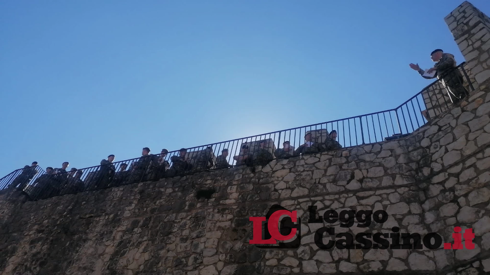 Militari inglesi in visita alla Rocca Janula