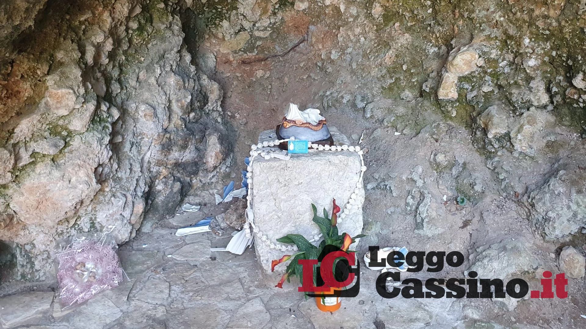 Madonnina distrutta dai vandali con un bastone