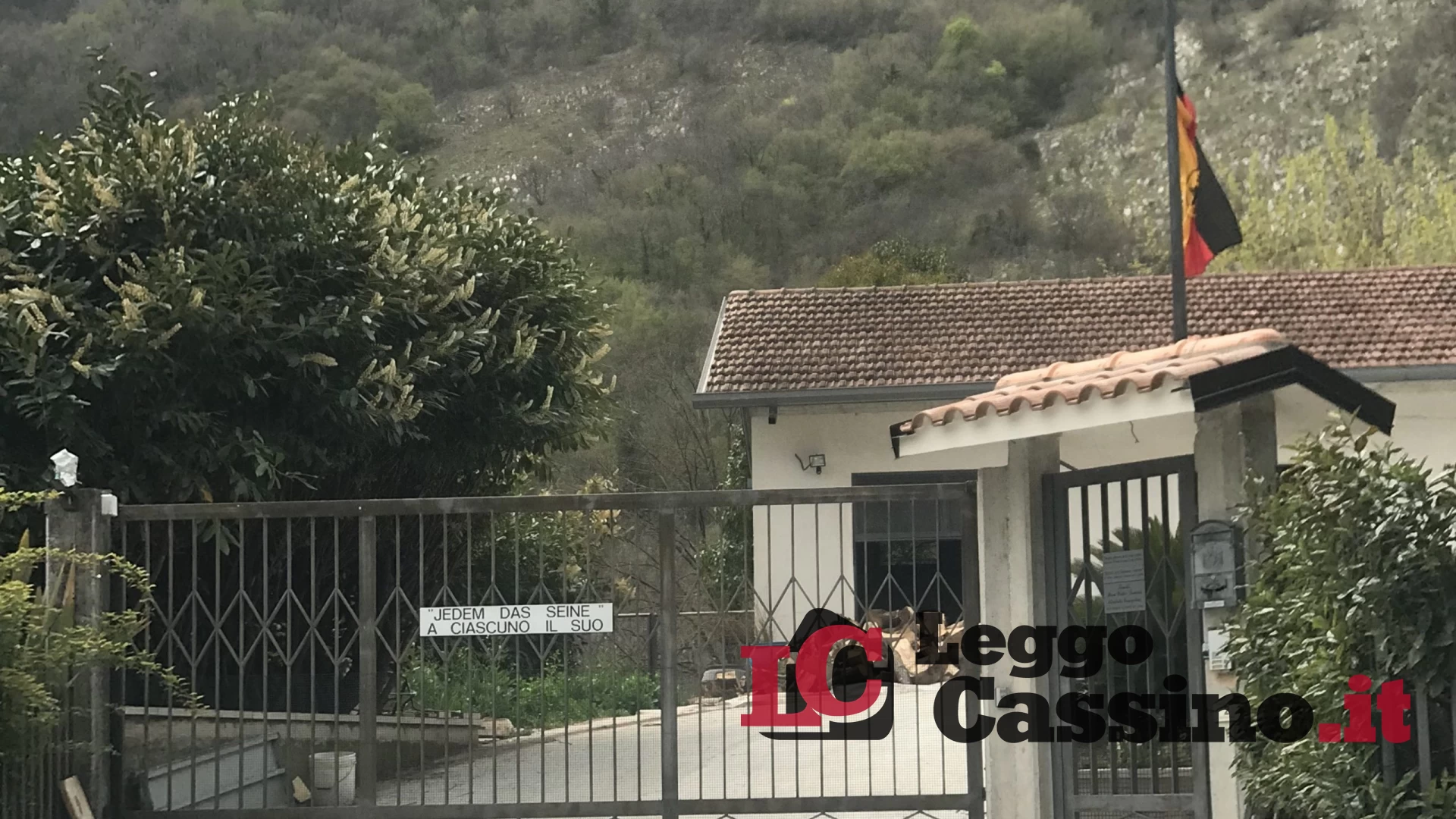 "Arreda" la sua abitazione con cartelli nazisti