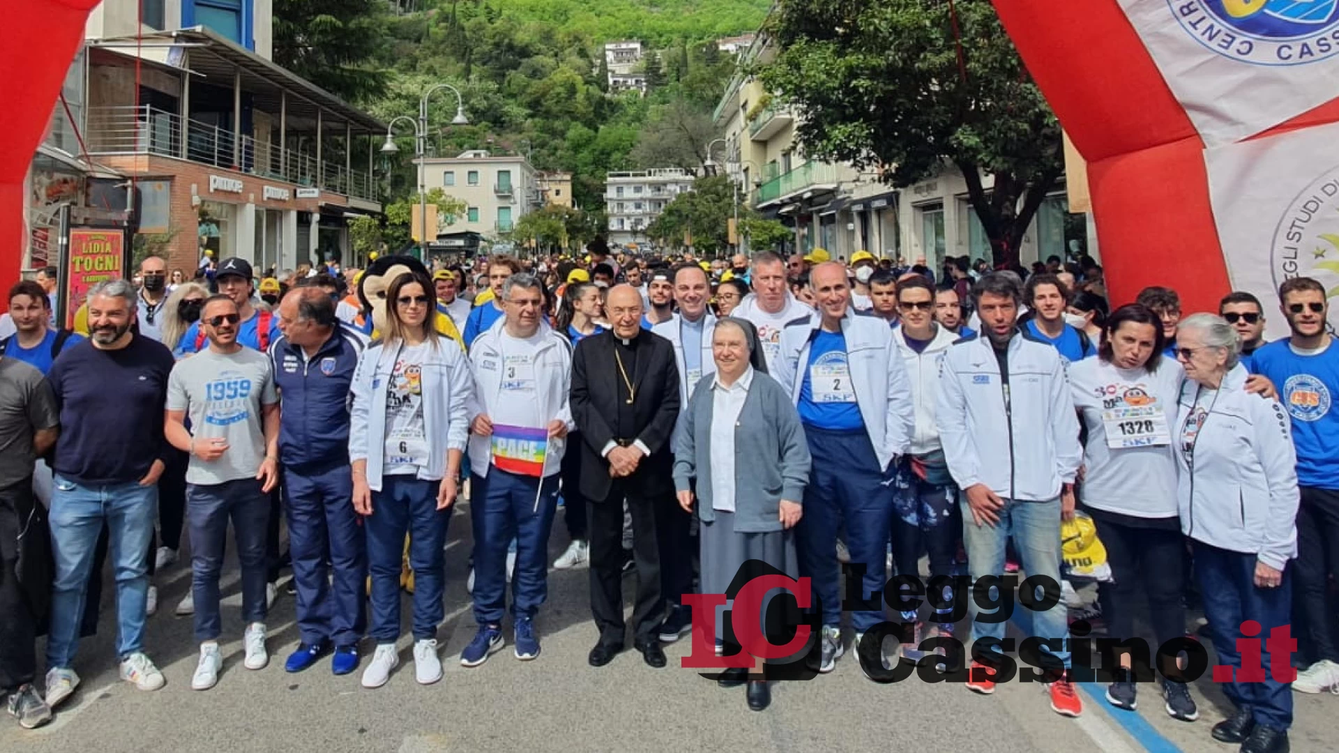 Suor Claudia e l'ex abate D'Onorio per festeggiare i 30 anni della Maratona di Primavera