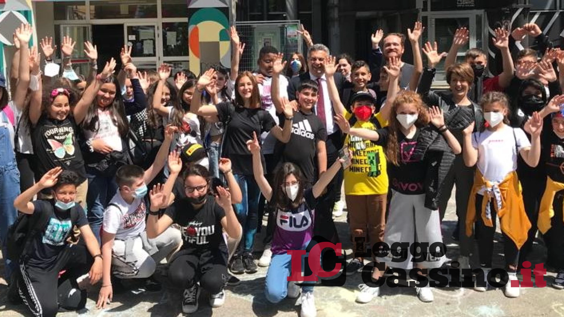 La scuola incontra l'arte nella piazza dei Murales