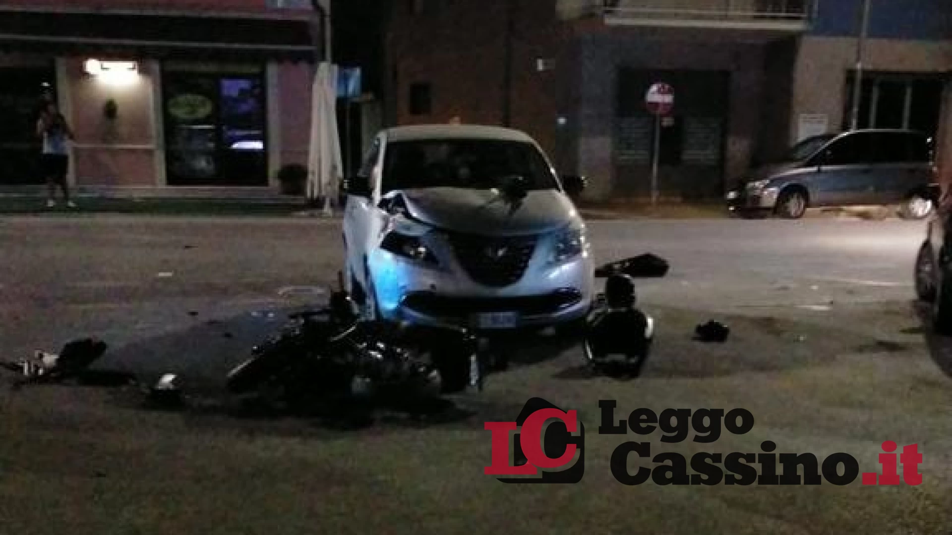 Cassino, scontro tra auto e scooter in pieno centro