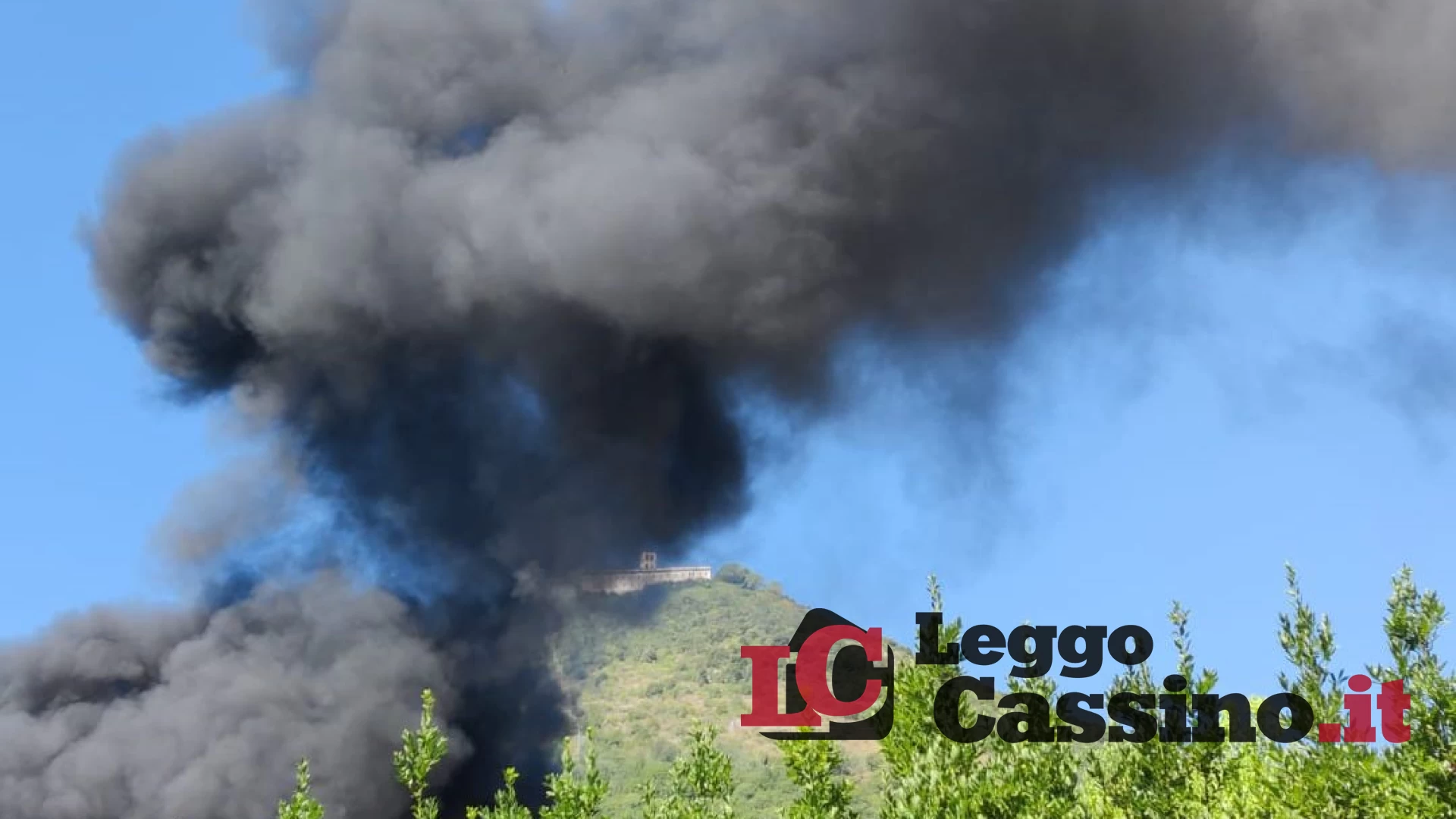 Bus prende fuoco in pieno centro a Cassino: attimi di panico