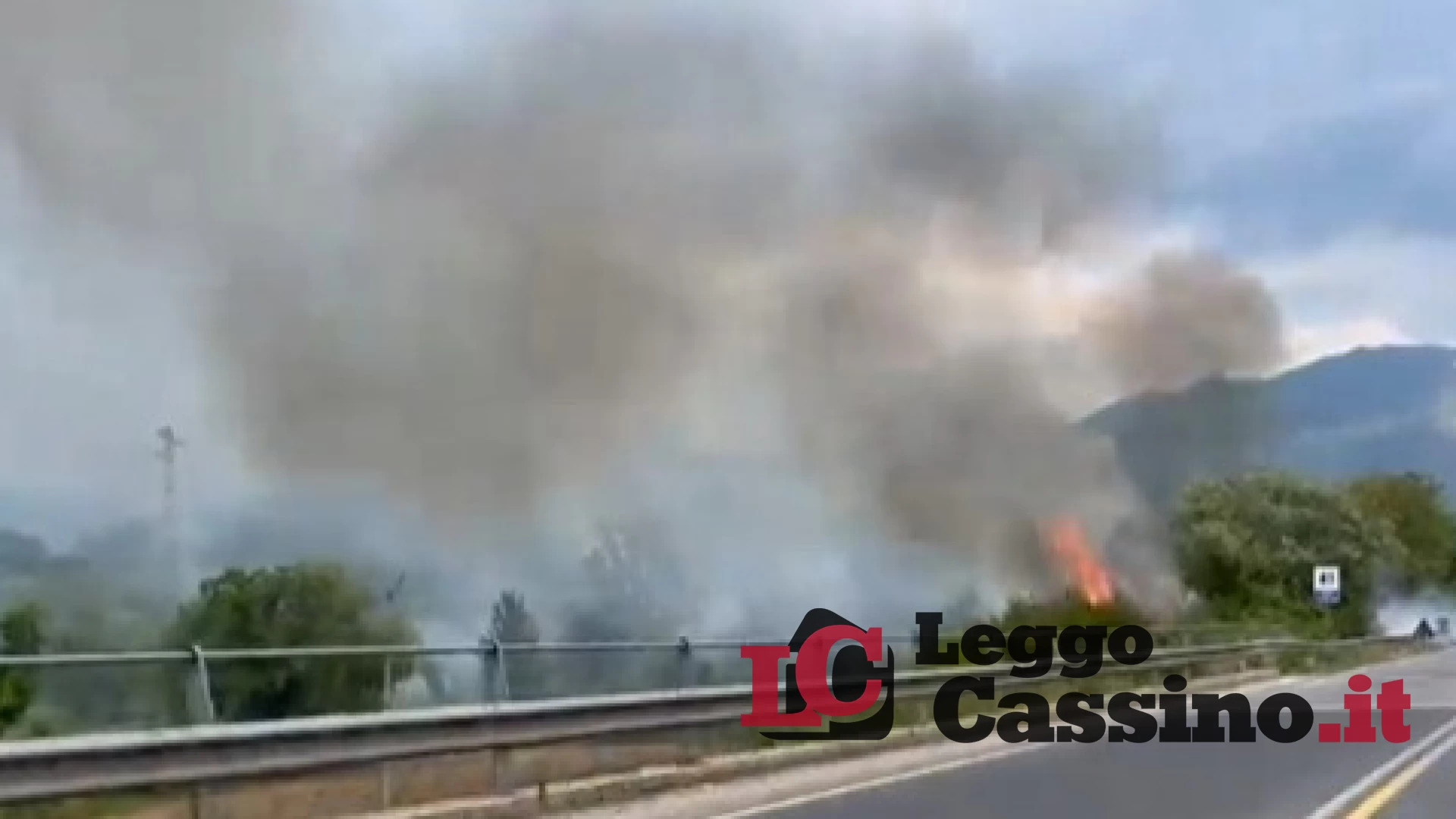Cassino, incendio in zona Folcara. Le fiamme lambiscono la Superstrada