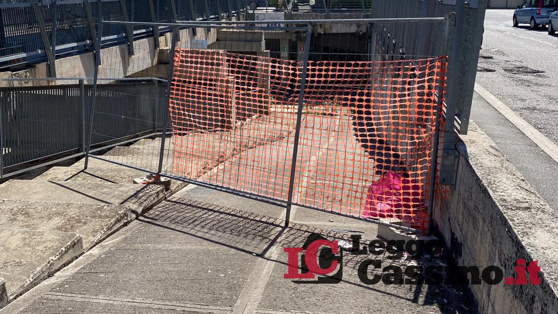 "Il piazzale antistante alla stazione ferroviaria è un luogo totalmente abbandonato a se stesso"