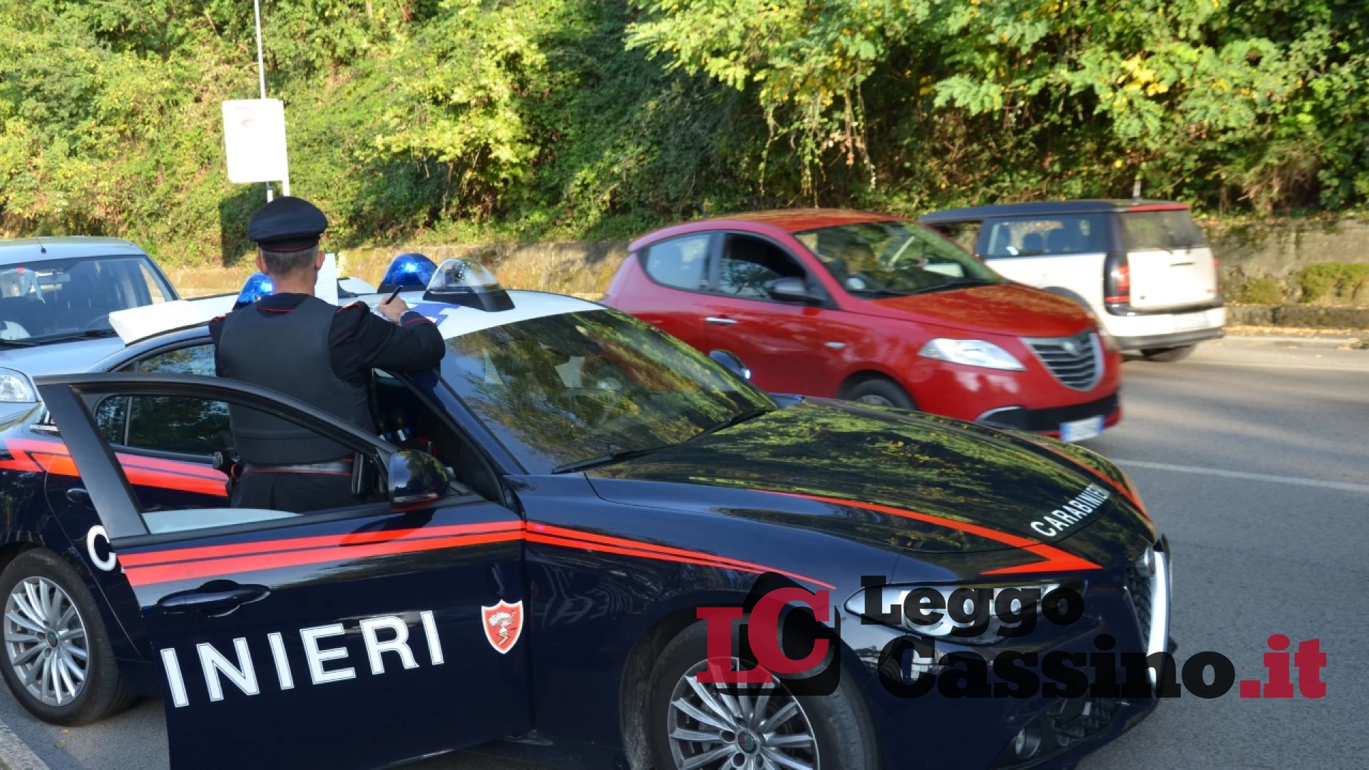 Minaccia e aggredisce la moglie, denunciato e allontanato