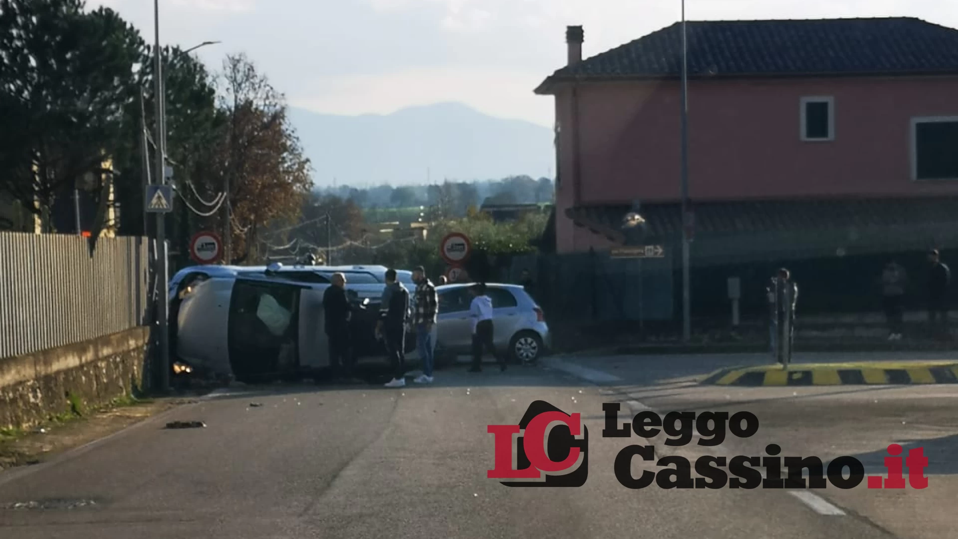 A Villa Santa Lucia un'auto finisce contro un muro