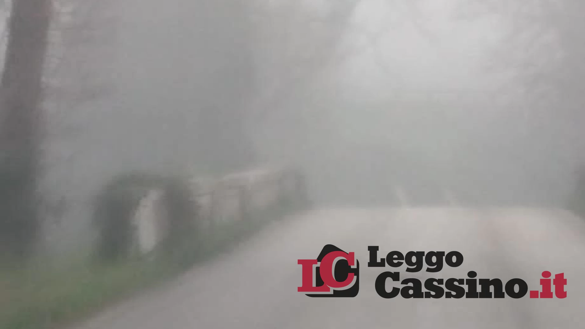 Forte nebbia e strisce sparite: continuano i disagi su via Appia Nuova