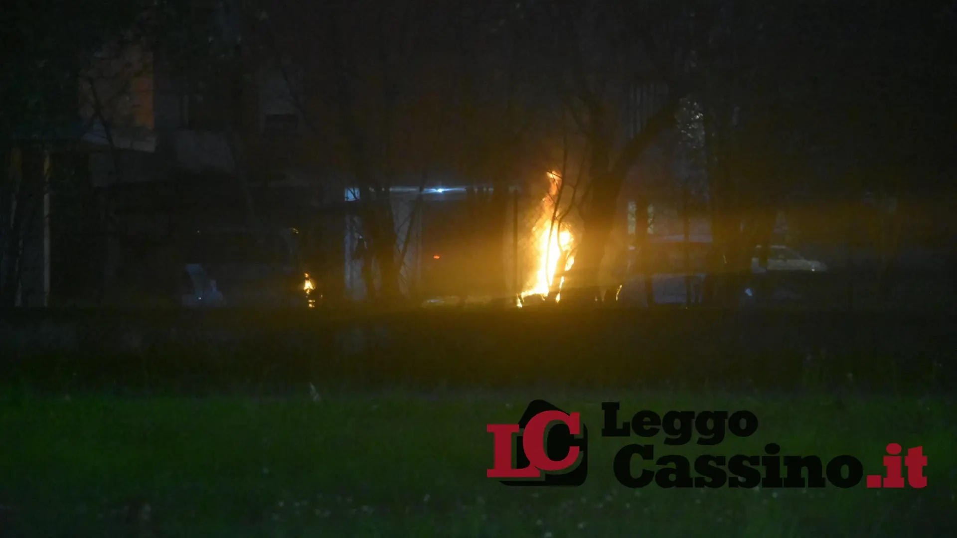 Scoppia un rogo in via Garigliano a Cassino: bruciano i rifiuti sequestrati