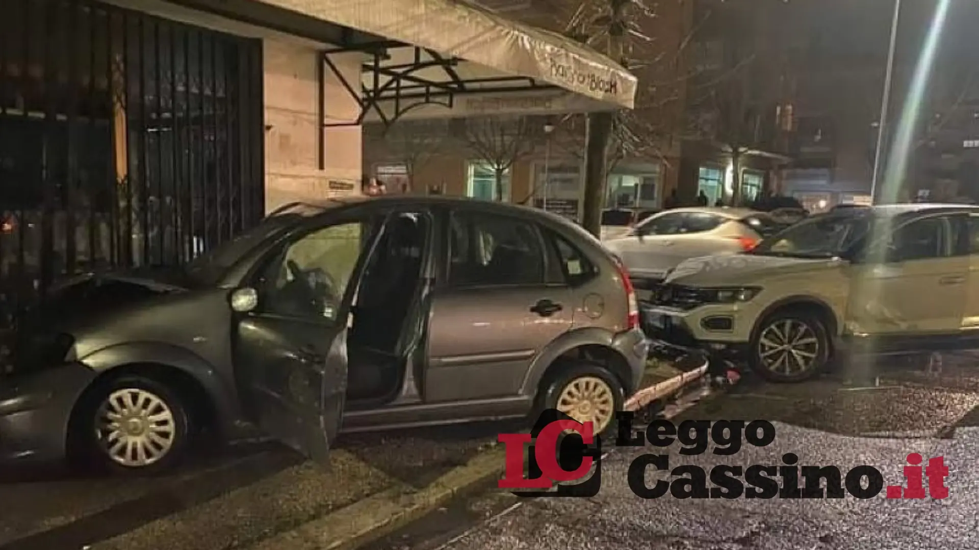 Scontro all'incrocio di via Leopardi: un'auto finisce nel bar