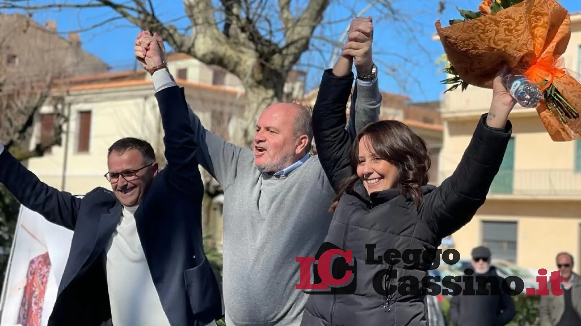 Gli altri parlano su Facebook, lui va in piazza.  E la riempie