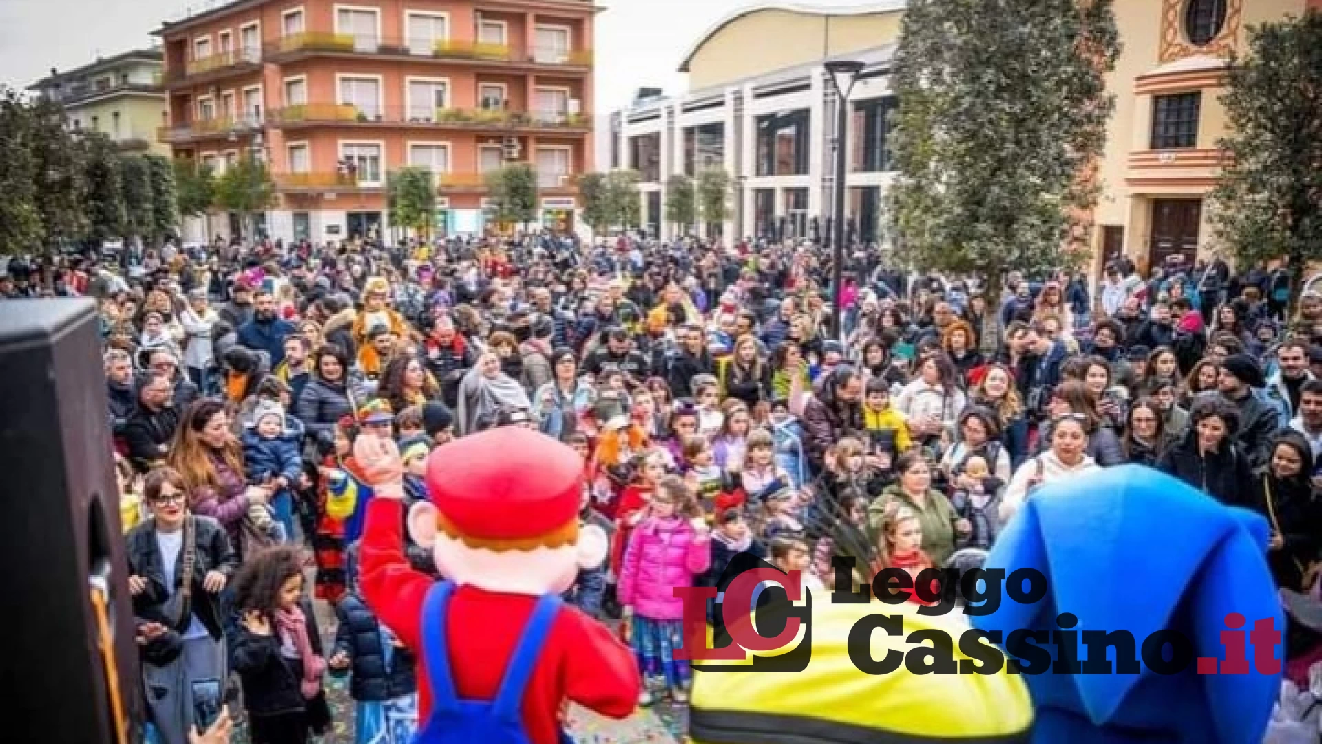 Grande successo di Carnevale a Cassino tra piazza Diamare e Colosseo. Domani si bissa