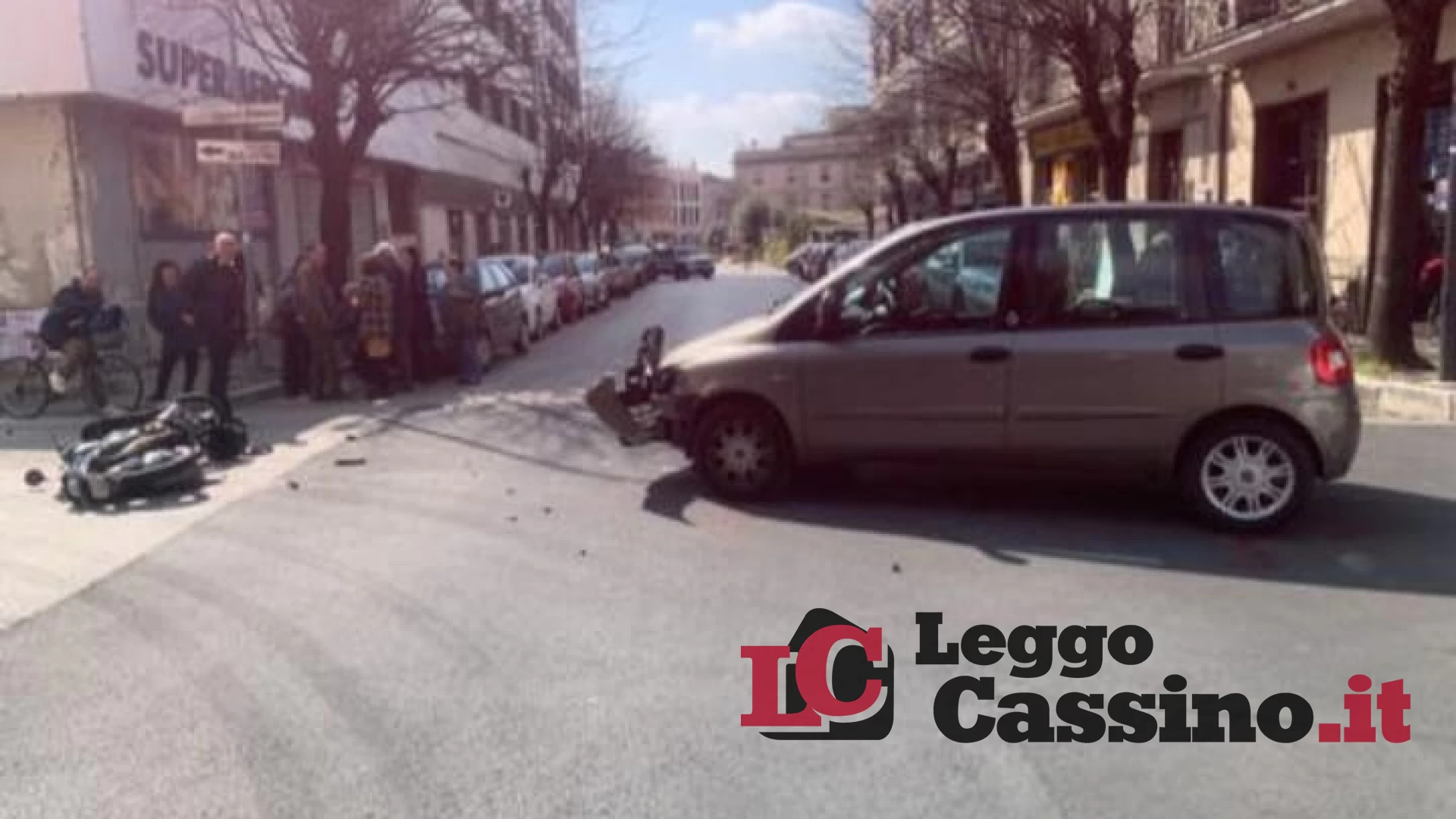 Cassino, scontro tra un'auto e uno scooter: ragazzo in codice giallo