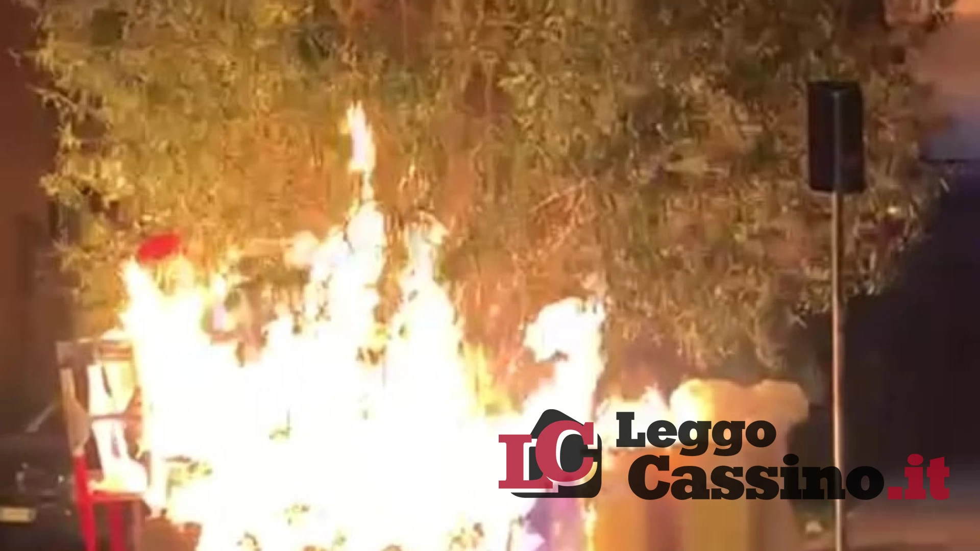 Cassino, incendio nella notte: paura in pieno centro
