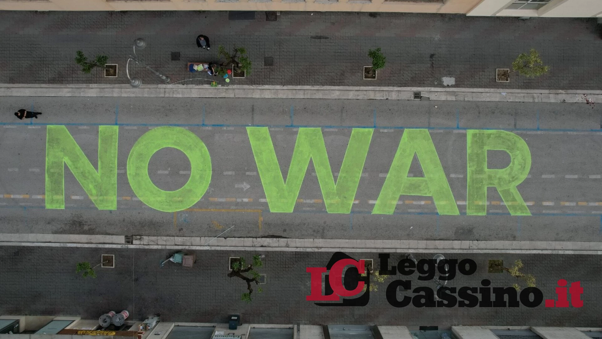Il grido di Cassino stampato lungo Corso della Repubblica: "No war"
