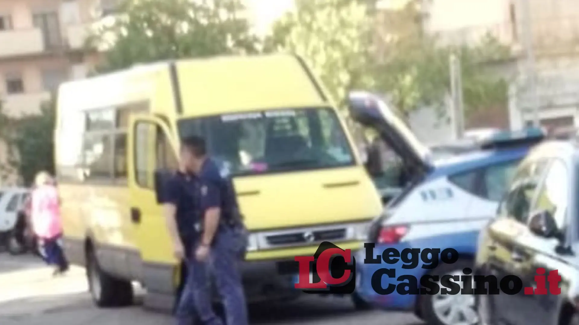 Cassino, bimbi vengono fatti scendere da uno scuolabus: si accende la polemica