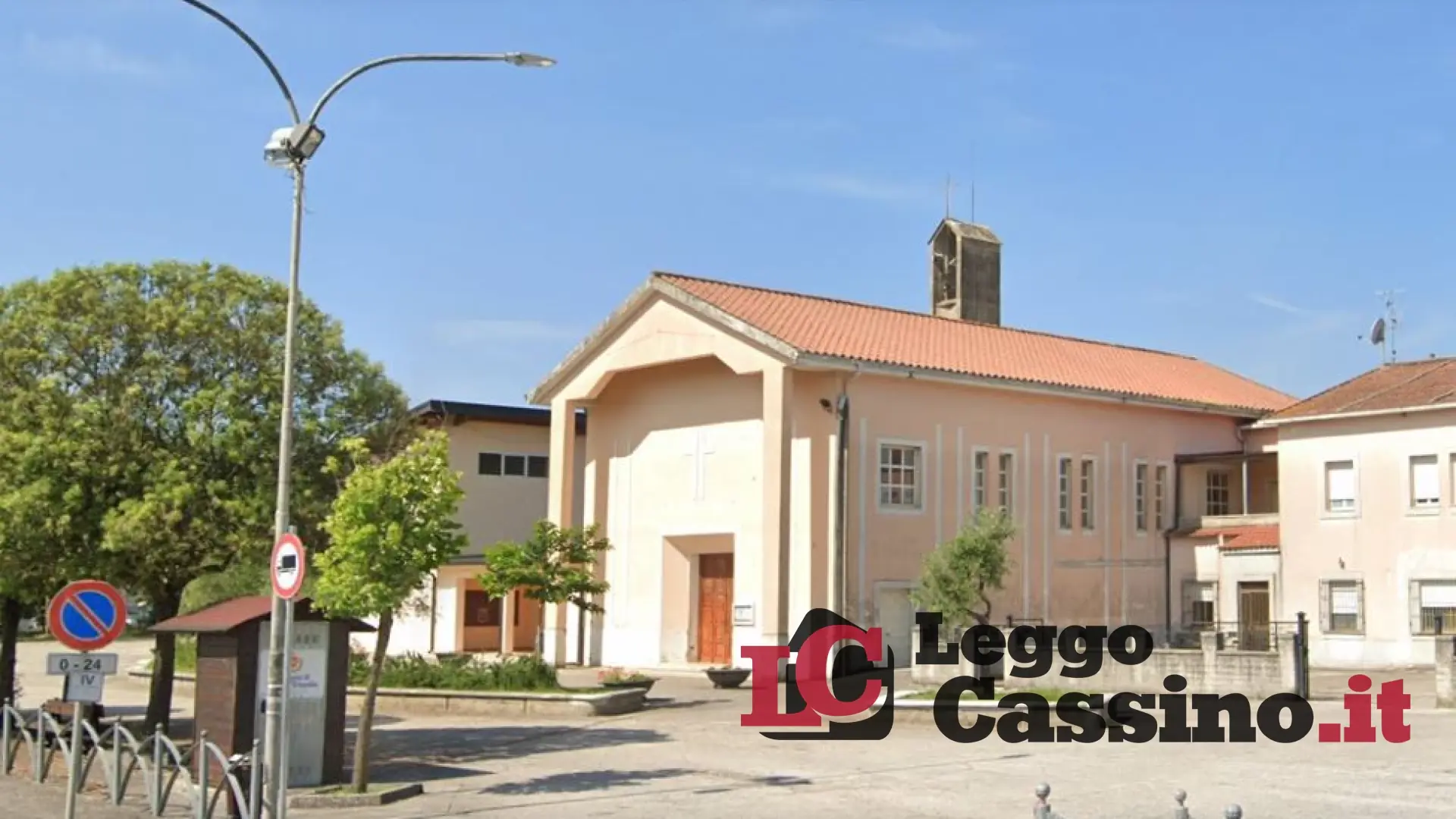 Bimba piange in chiesa, la mamma viene allontanata. Esplode la polemica