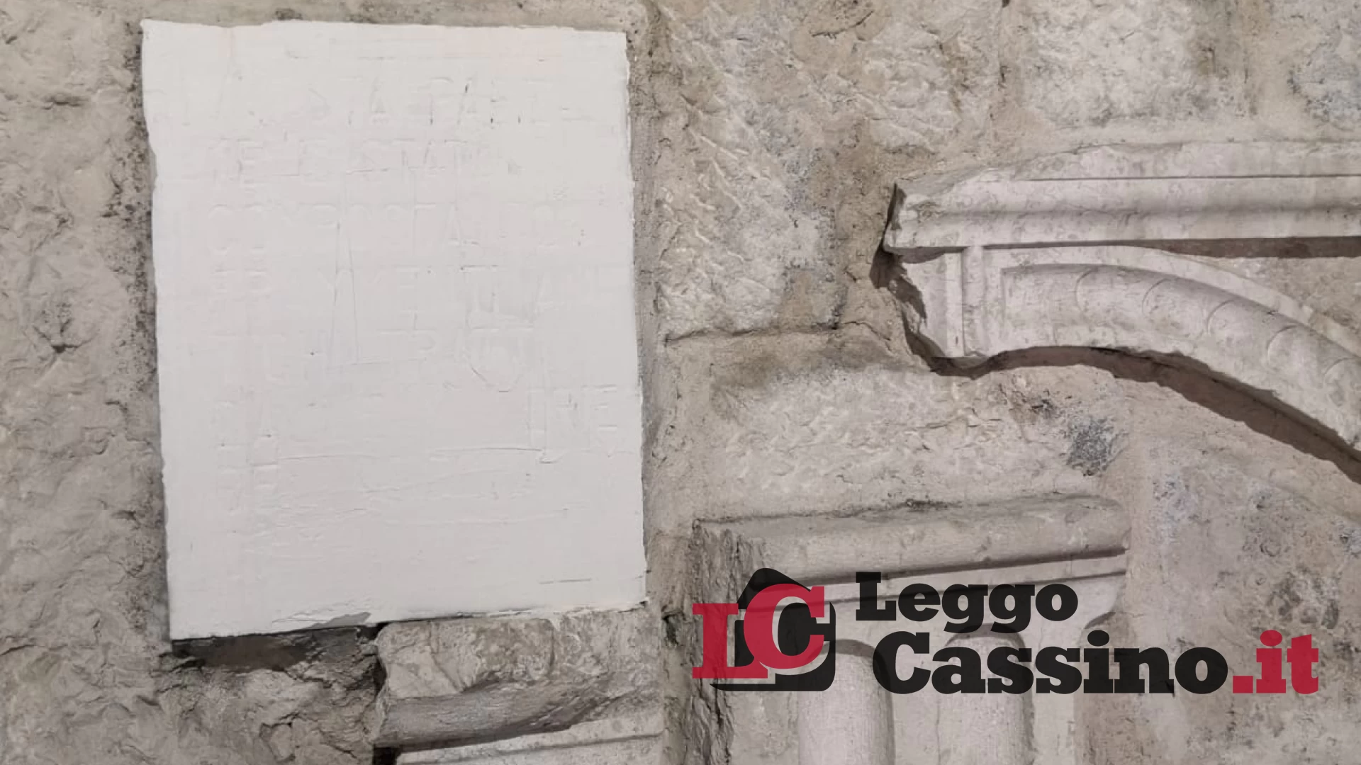 Cassino, lapide coperta della vernice: sorpresa ed indignazione  dopo i lavori