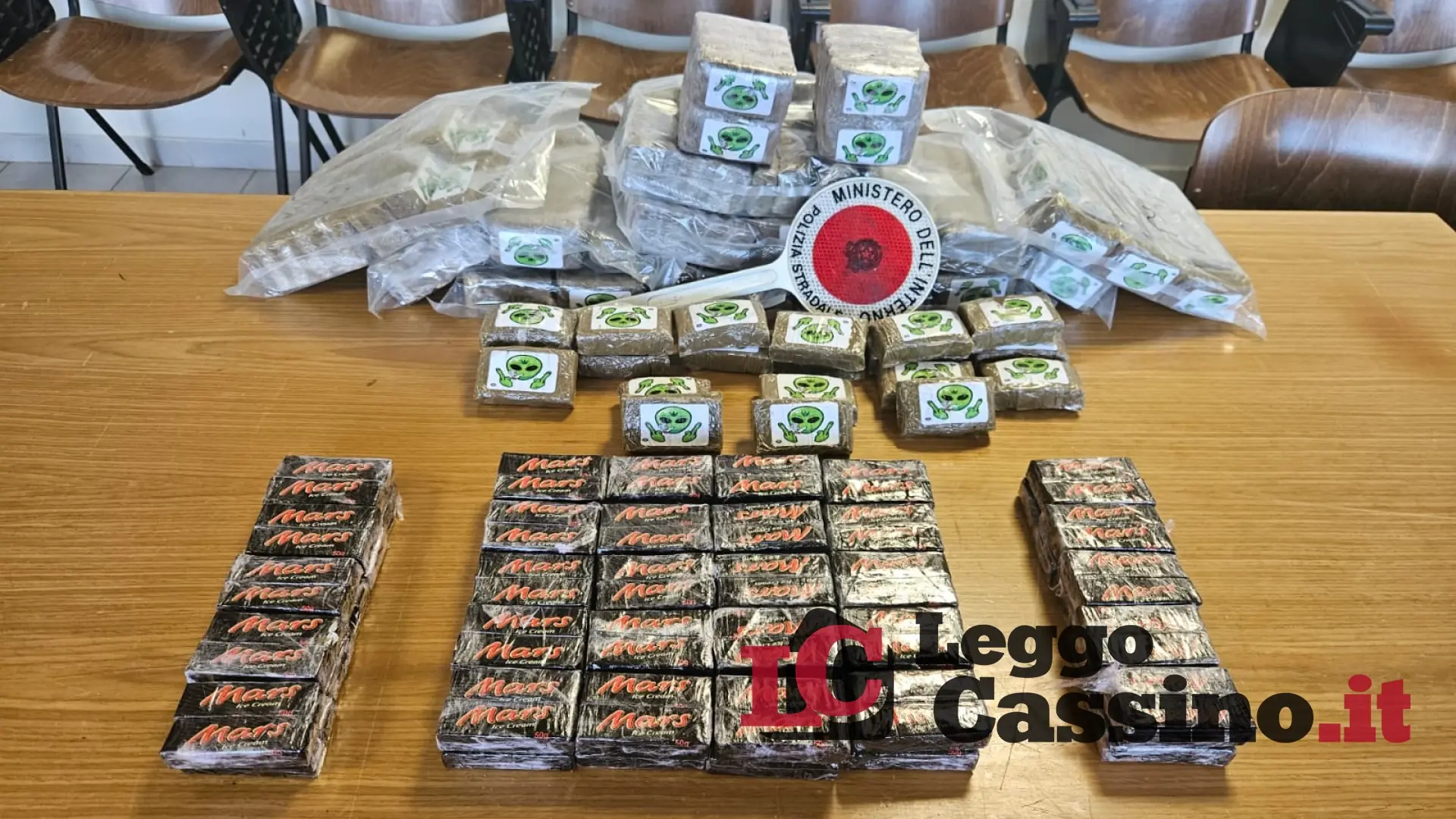 In viaggio con 26,385 kg di hashish: arrestato