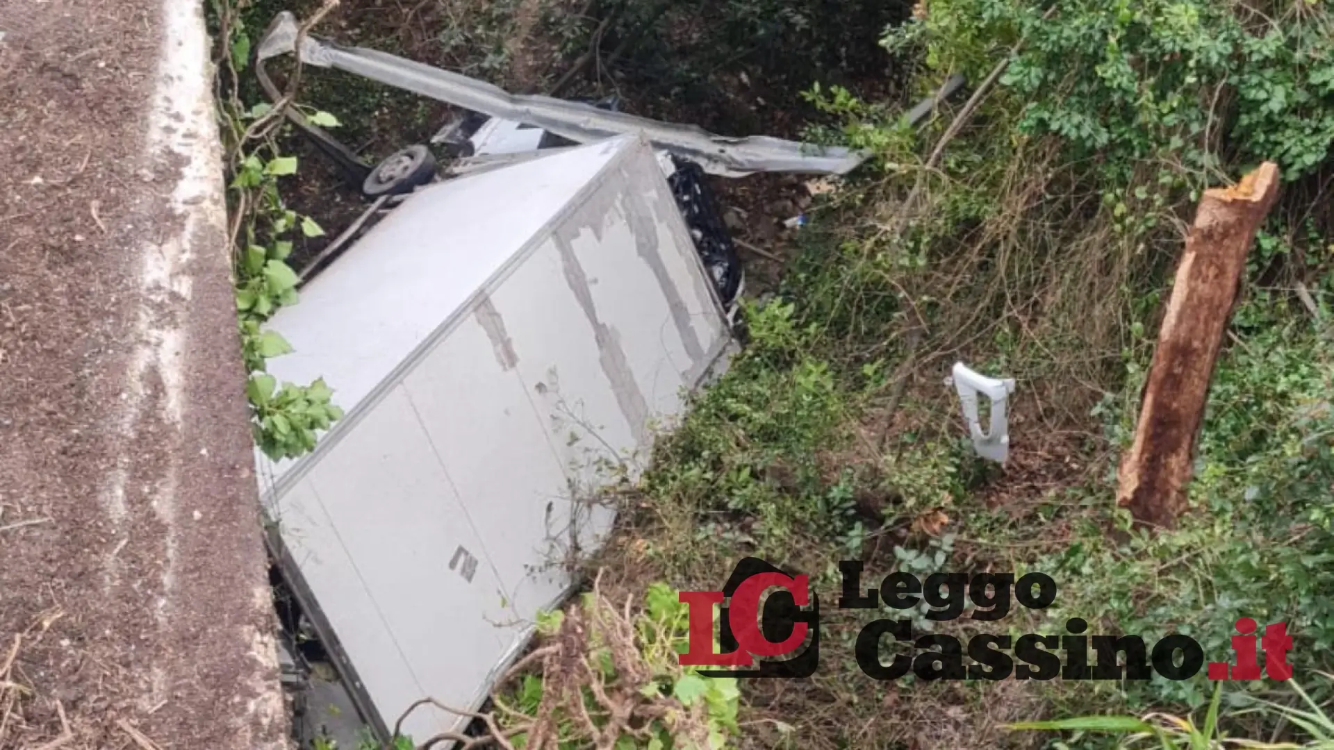 Cade da un ponte e fa un volo di venti metri con il suo camion. Paura ad Ausonia