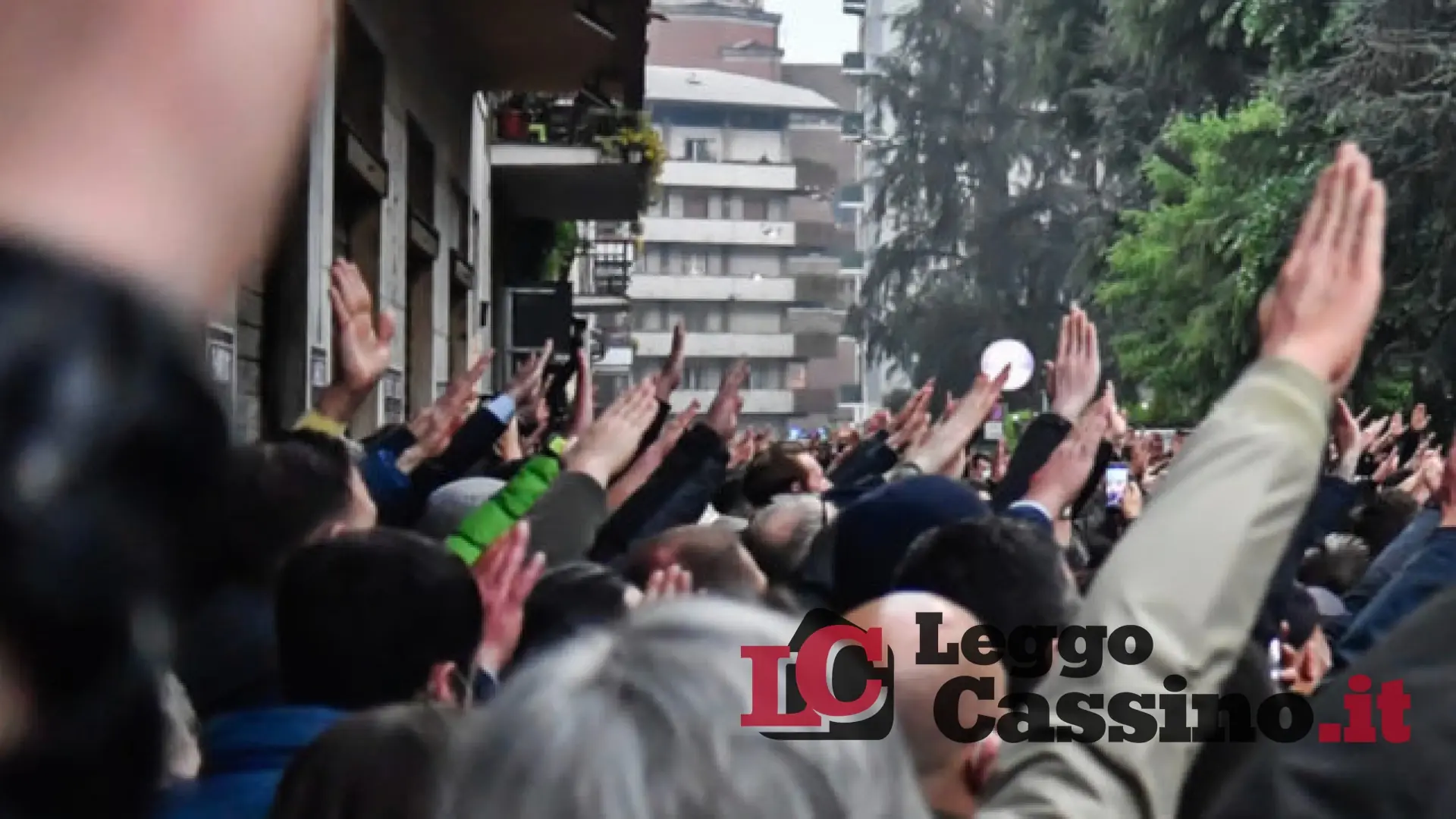 Il saluto romano e "il caso" di Cassino: polemiche e interrogativi