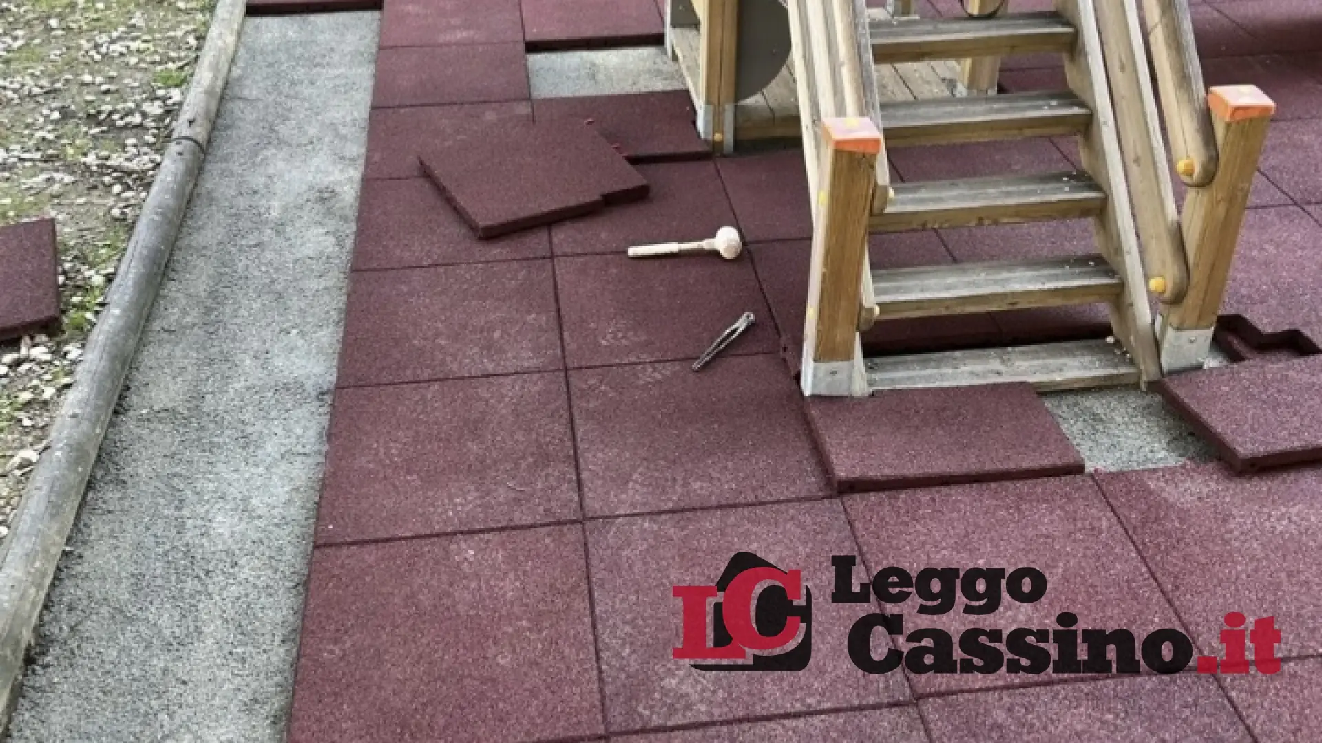 Cassino, giochi vandalizzati e tappetini insicuri: si corre ai ripari