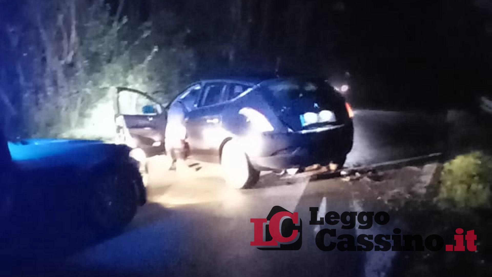 Scappano dopo un furto e si schiantano con l'auto: caccia ai ladri a Cervaro