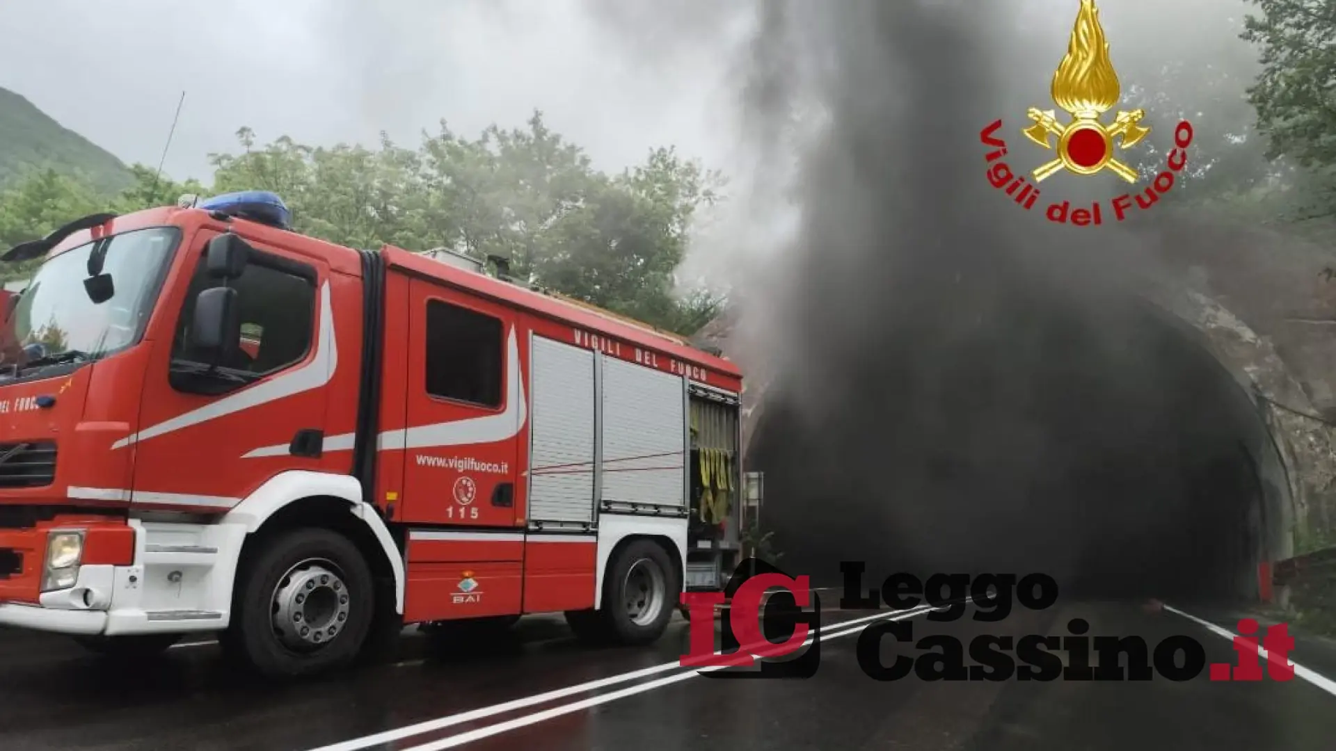 Un mezzo pesante prende fuoco in galleria: tre feriti