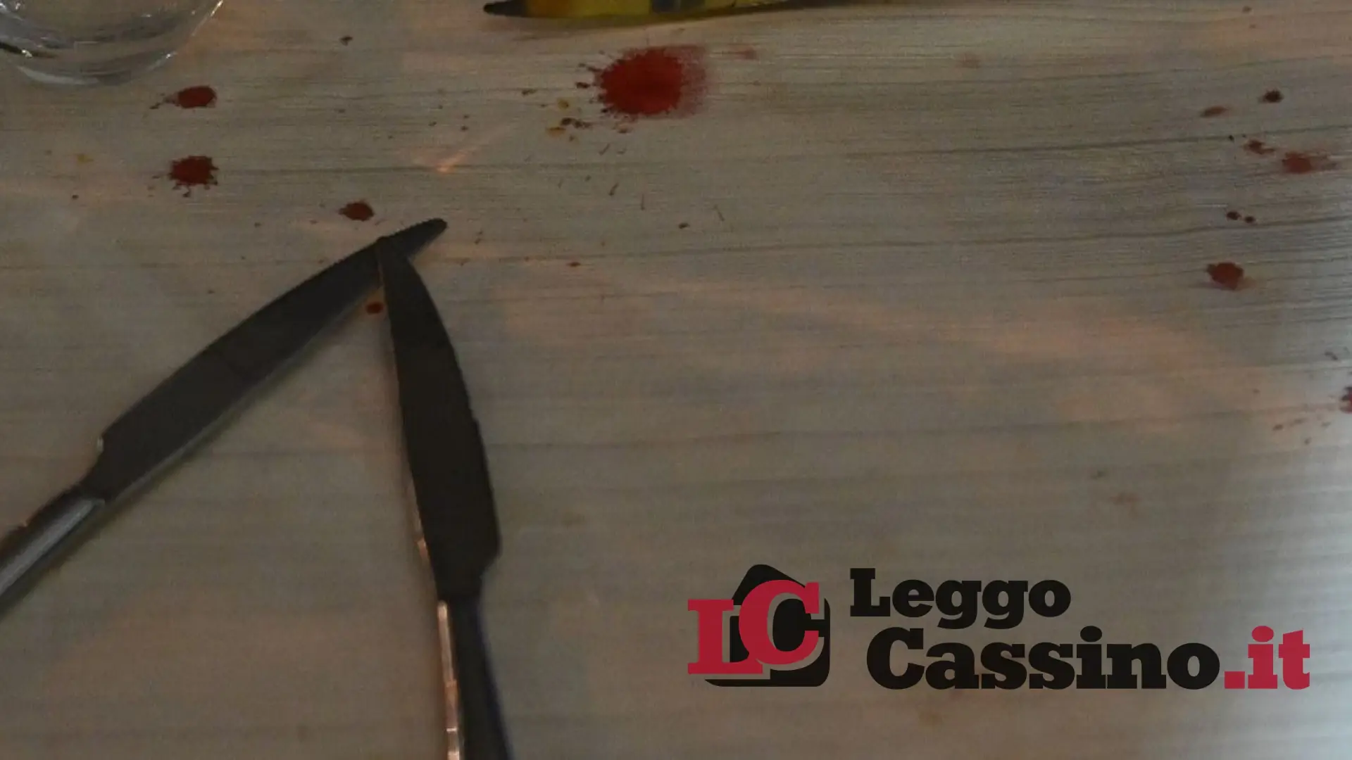 Lite al tavolo del ristorante,  uomo in coma