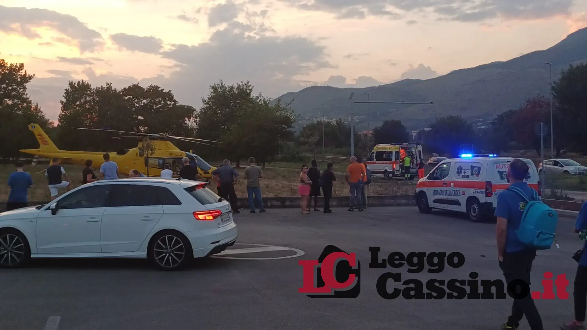 Scende dal bus e viene investito, grave un ragazzo